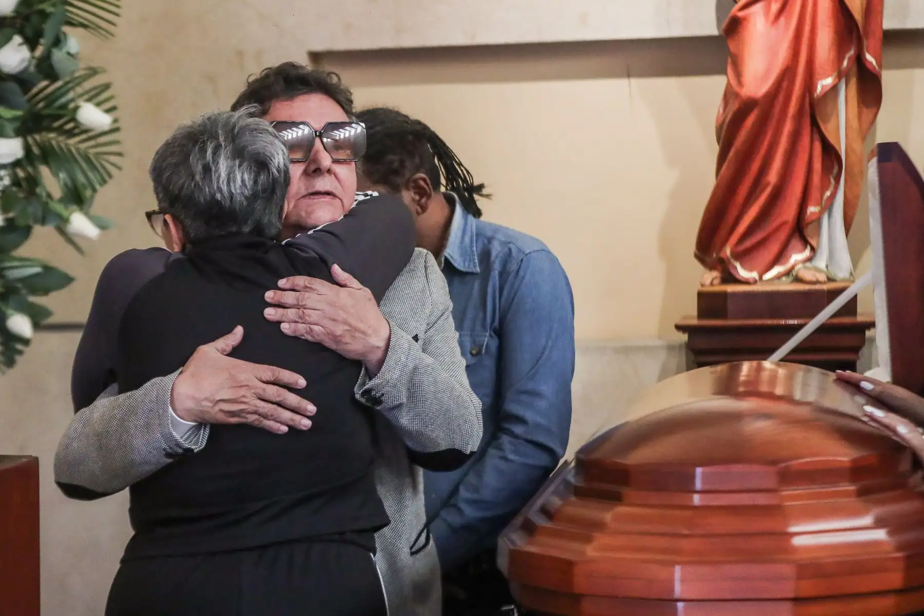 Los actores Bettina Oneto y Adolfo Chuiman se dan un connmovedor abrazo tras despedirse de su querido amigo "Felpudini". Foto: ANDINA/ Connie Calderon