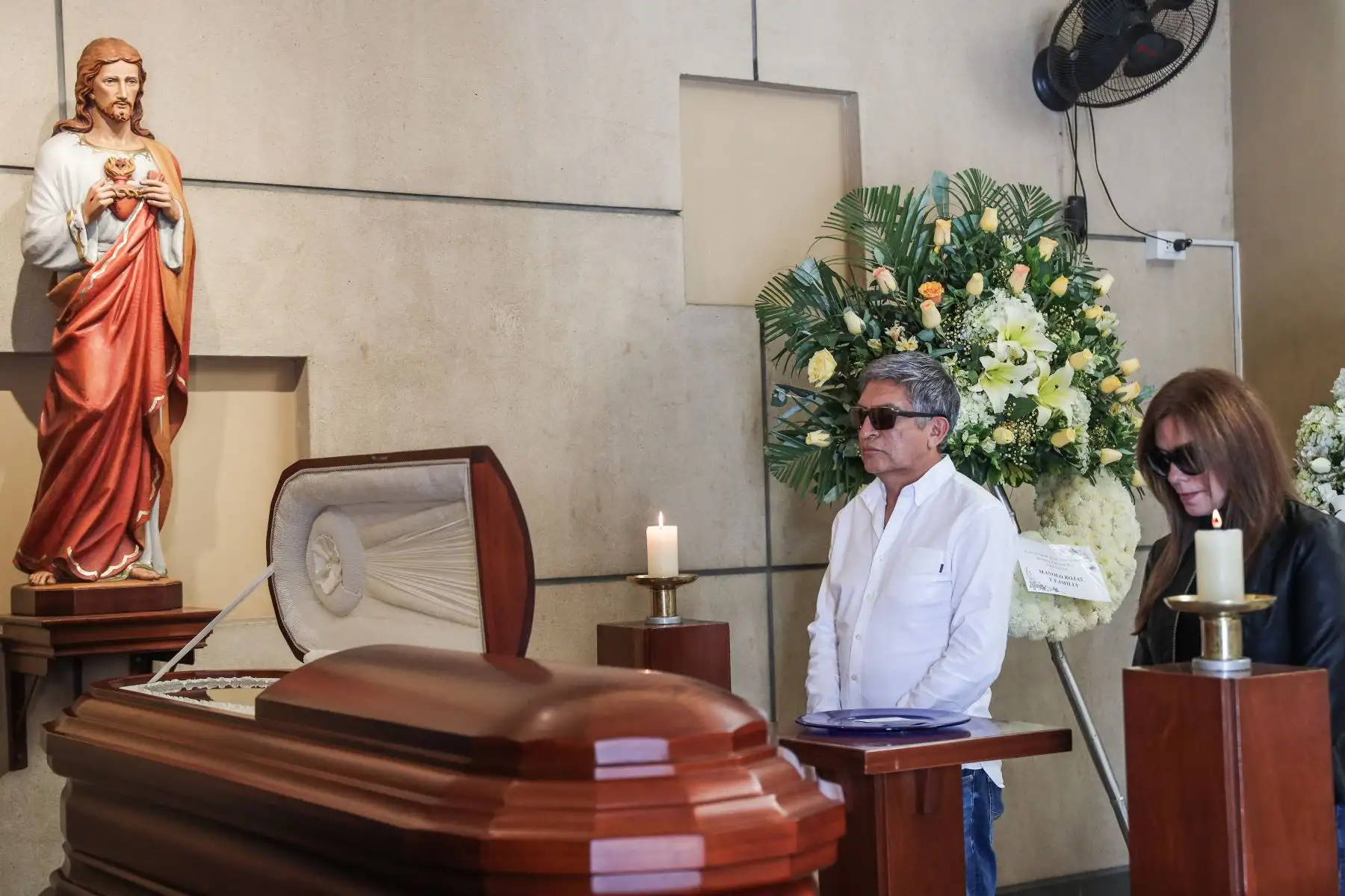 Fernando Armas, comediante peruano, asiste al velatorio Camino De Paz CAFAE, para despedirse de su gran amigo "Felpudini". Foto: ANDINA/ Connie Calderon