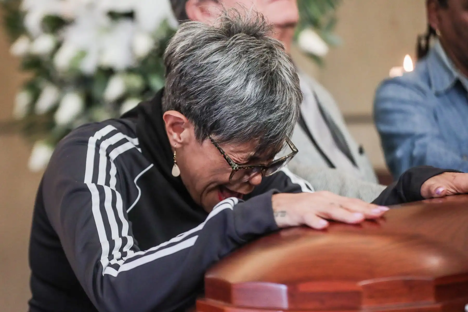 La actriz y comediante Bettina Oneto se emociona tras interpretar una conmovedora canción para su compañero y amigo Rodolfo Carrión “Felpudini”. Foto: ANDINA/ Connie Calderon