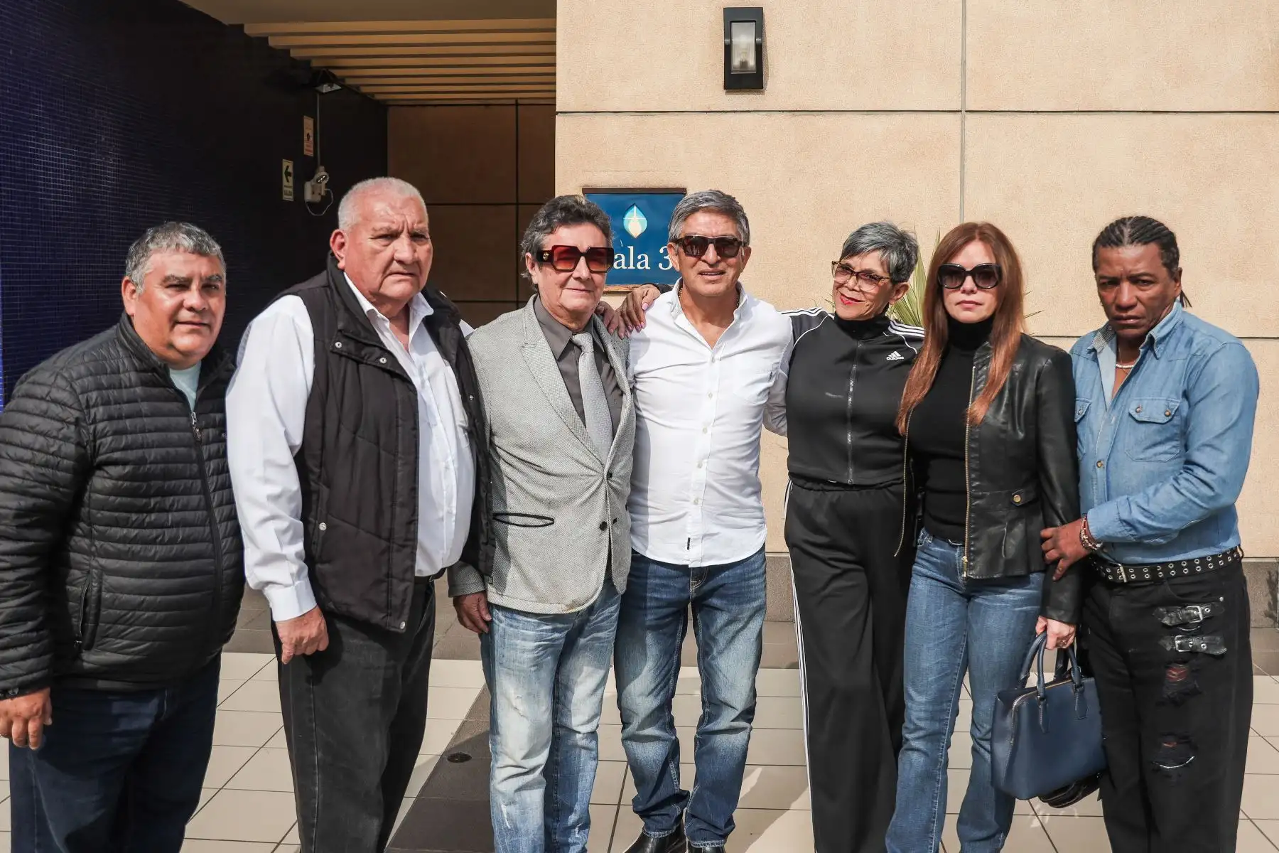 Conocidos artistas nacionales como Adolfo Chuiman, Fernando Armas, Bettina Oneto y Antonio Rodríguez llegan al velatorio Camino De Paz CAFAE, para darle el último adiós al recordado actor cómico Rodolfo Carrión “Felpudini”. Foto: ANDINA/ Connie Calderon