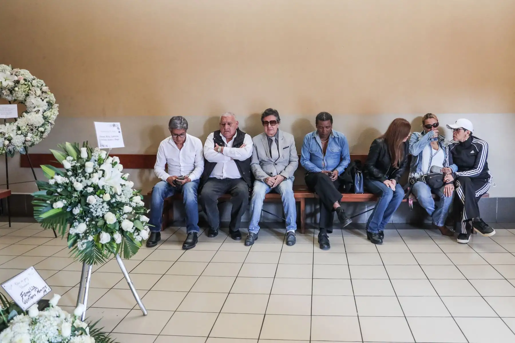 Artistas nacionales llegan al velatorio Camino De Paz CAFAE, ubicado en Cercado de Lima, para darle el último adiós a quien en vida fue Rodolfo Carrión, más conocido como “Felpudini”. Foto: ANDINA/ Connie Calderon