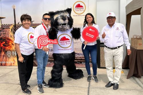 Un inquieto oso de anteojos se sumó a la comitiva de bienvenida de los pasajeros que llegaron a Chiclayo por el Día Mundial del Turismo. Foto: ANDINA/Difusión