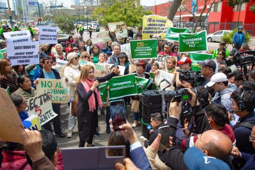 La movilización organizada por la alcaldesa de San Isidro, Nancy Vizurraga, tuvo como objetivo entregar un memorial con más de tres mil firmas en rechazo a los proyectos con fines de lucro que aparentan ser de interés social. ANDINA/ Municipalidad de San Isidro.