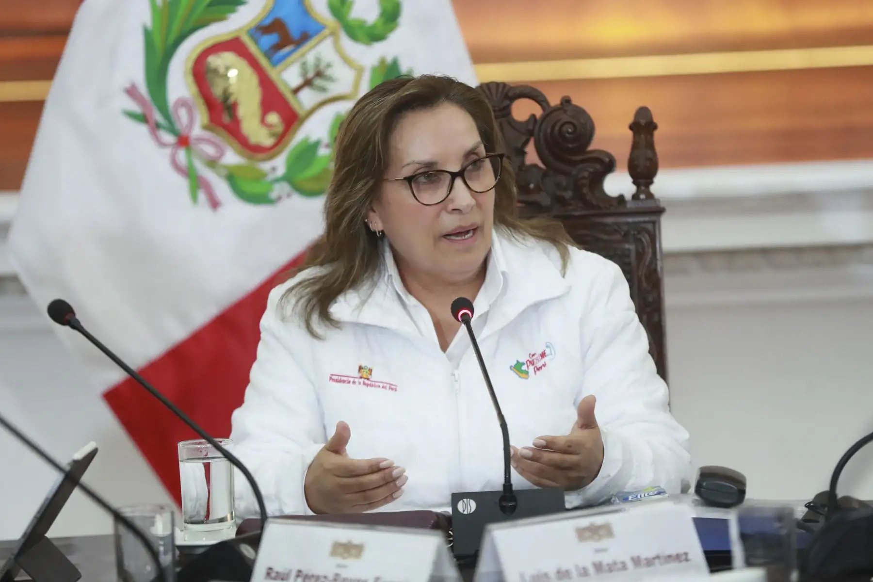 Desde Palacio de Gobierno, la presidenta de la República, Dina Ercilia Boluarte Zegarra, participó en una reunión de trabajo con los alcaldes distritales de Miraflores y Breña para coordinar acciones que permitan fortalecer la lucha contra la inseguridad ciudadana. Foto: ANDINA/Presidencia