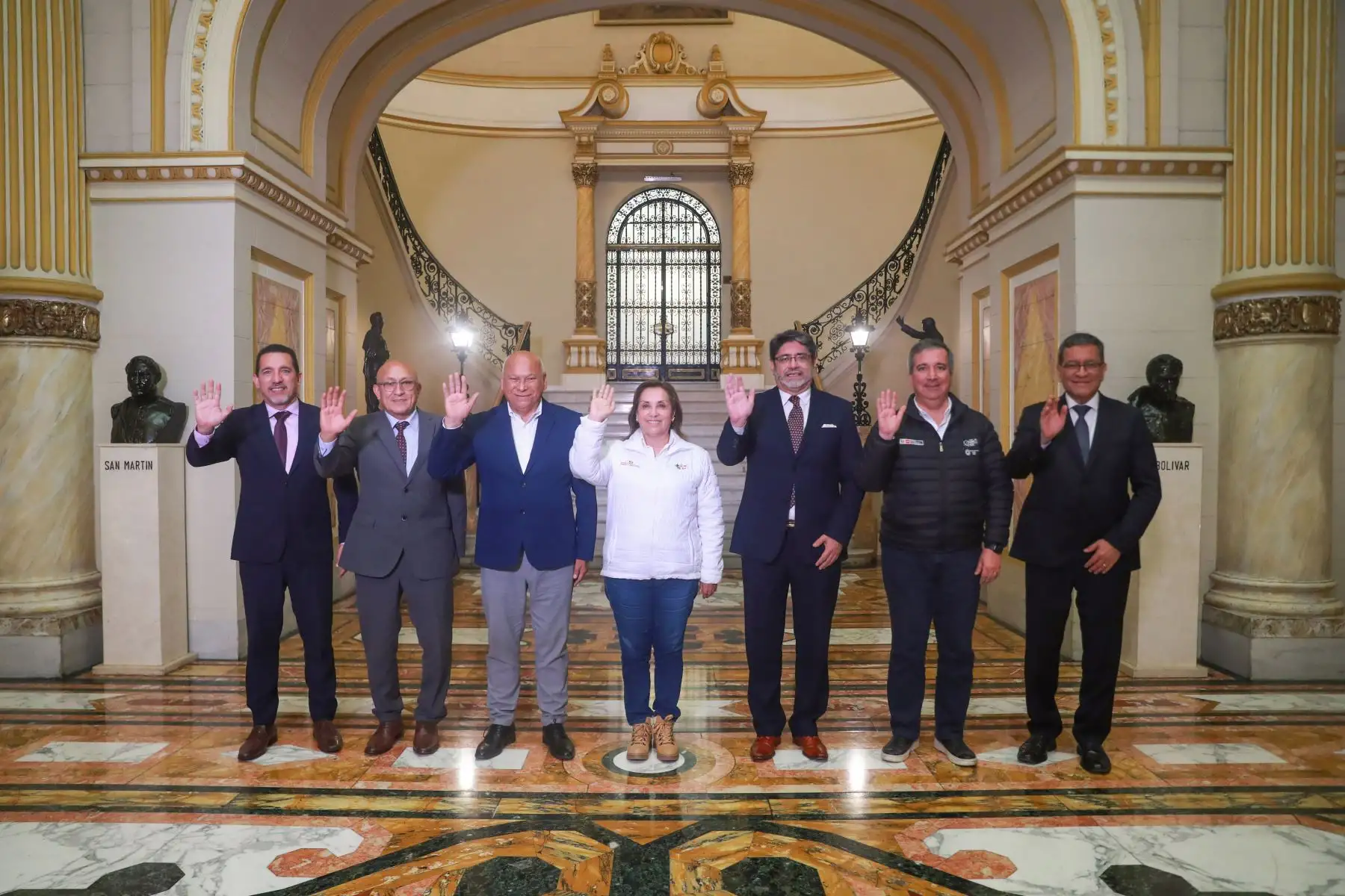 Desde Palacio de Gobierno, la presidenta de la República, Dina Ercilia Boluarte Zegarra, participó en una reunión de trabajo con los alcaldes distritales de Miraflores y Breña para coordinar acciones que permitan fortalecer la lucha contra la inseguridad ciudadana. Foto: ANDINA/Presidencia