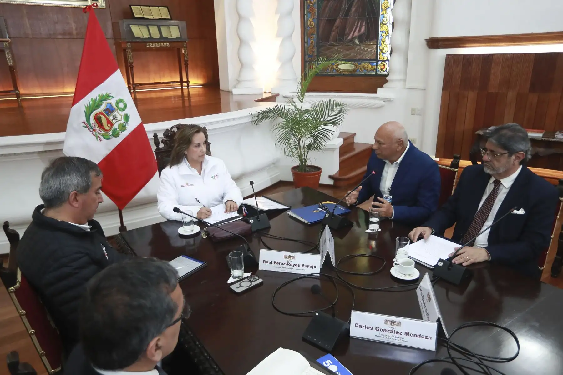 Desde Palacio de Gobierno, la presidenta de la República, Dina Ercilia Boluarte Zegarra, participó en una reunión de trabajo con los alcaldes distritales de Miraflores y Breña para coordinar acciones que permitan fortalecer la lucha contra la inseguridad ciudadana. Foto: ANDINA/Presidencia