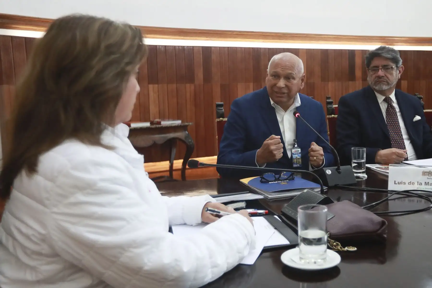 Desde Palacio de Gobierno, la presidenta de la República, Dina Ercilia Boluarte Zegarra, participó en una reunión de trabajo con los alcaldes distritales de Miraflores y Breña para coordinar acciones que permitan fortalecer la lucha contra la inseguridad ciudadana. Foto: ANDINA/Presidencia