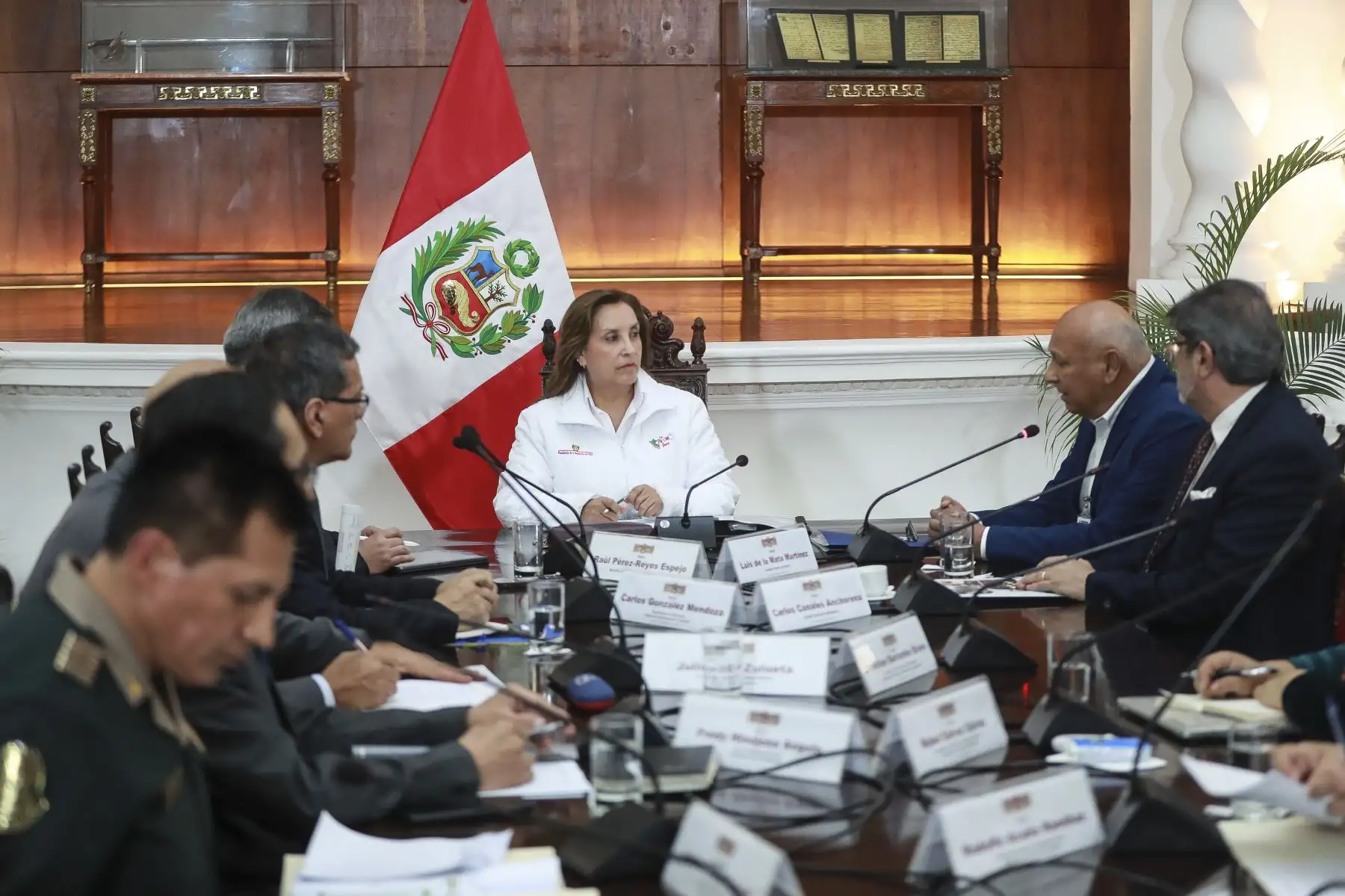 Desde Palacio de Gobierno, la presidenta de la República, Dina Ercilia Boluarte Zegarra, participó en una reunión de trabajo con los alcaldes distritales de Miraflores y Breña para coordinar acciones que permitan fortalecer la lucha contra la inseguridad ciudadana. Foto: ANDINA/Presidencia
