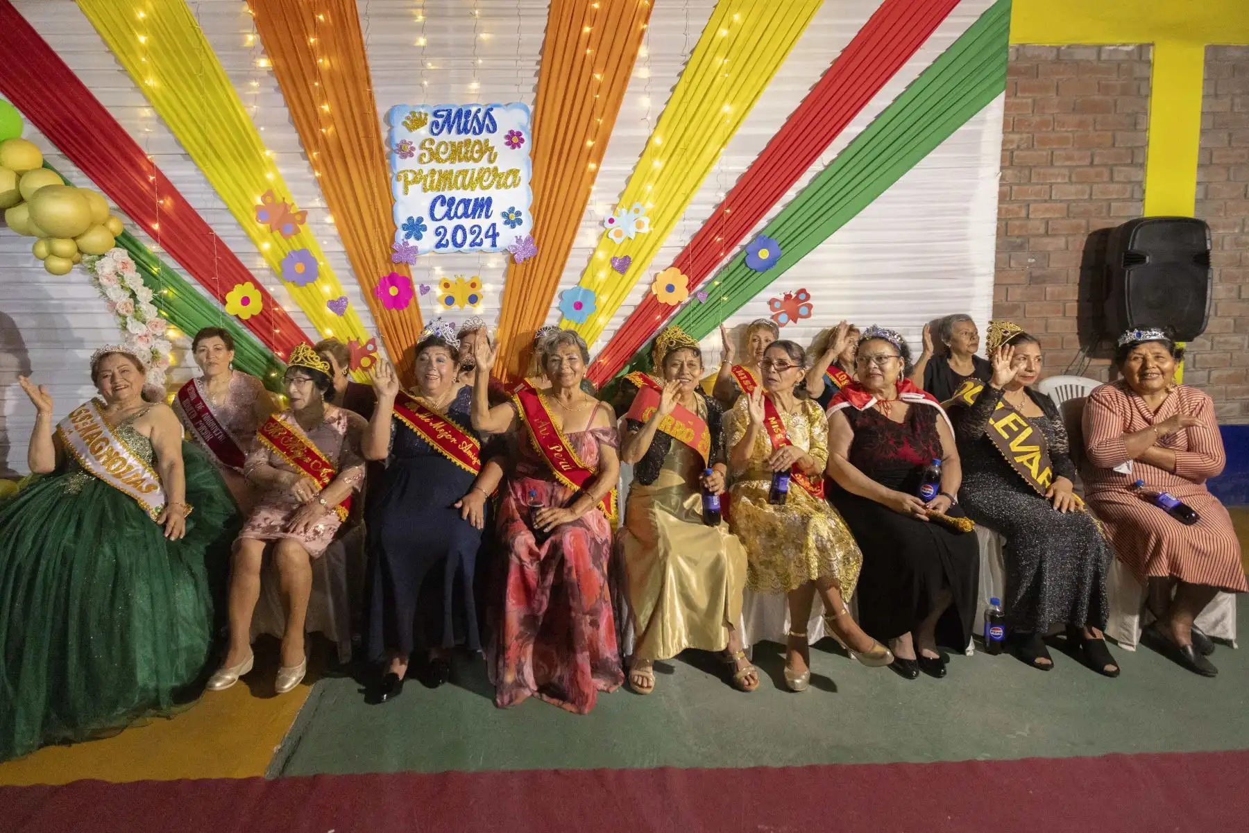 Mujeres integrantes del Centro Integral del Adulto Mayor (CIAM) de la Municipalidad de San Martín de Porres participaron en el concurso “Miss Senior Primavera CIAM 2024”. Las señoras desfilaron por la pasarela y lucieron sus mejores trajes. Foto: Municipalidad de San Martín de Porres