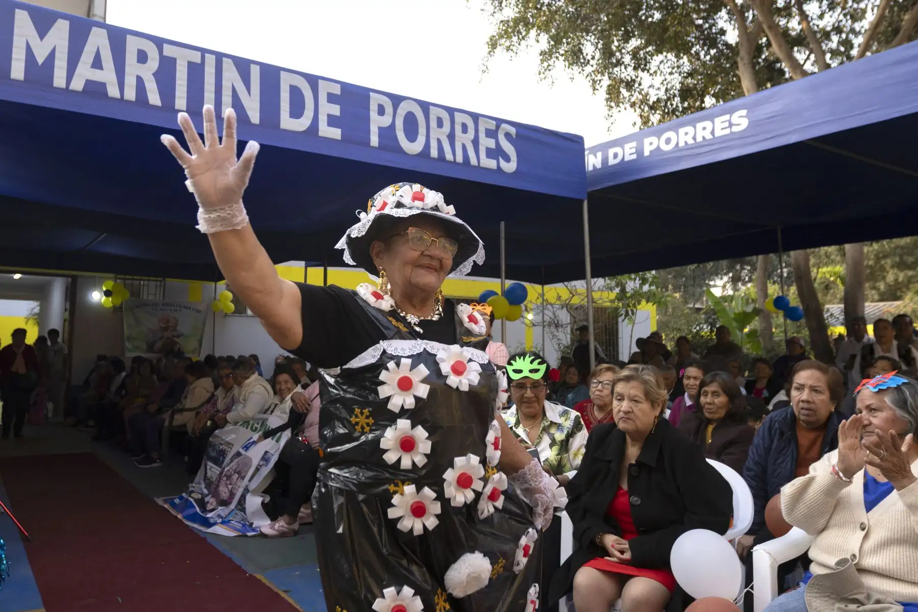 Mujeres integrantes del Centro Integral del Adulto Mayor (CIAM) de la Municipalidad de San Martín de Porres participaron en el concurso “Miss Senior Primavera CIAM 2024”. Las señoras desfilaron por la pasarela y lucieron sus mejores trajes. Foto: Municipalidad de San Martín de Porres