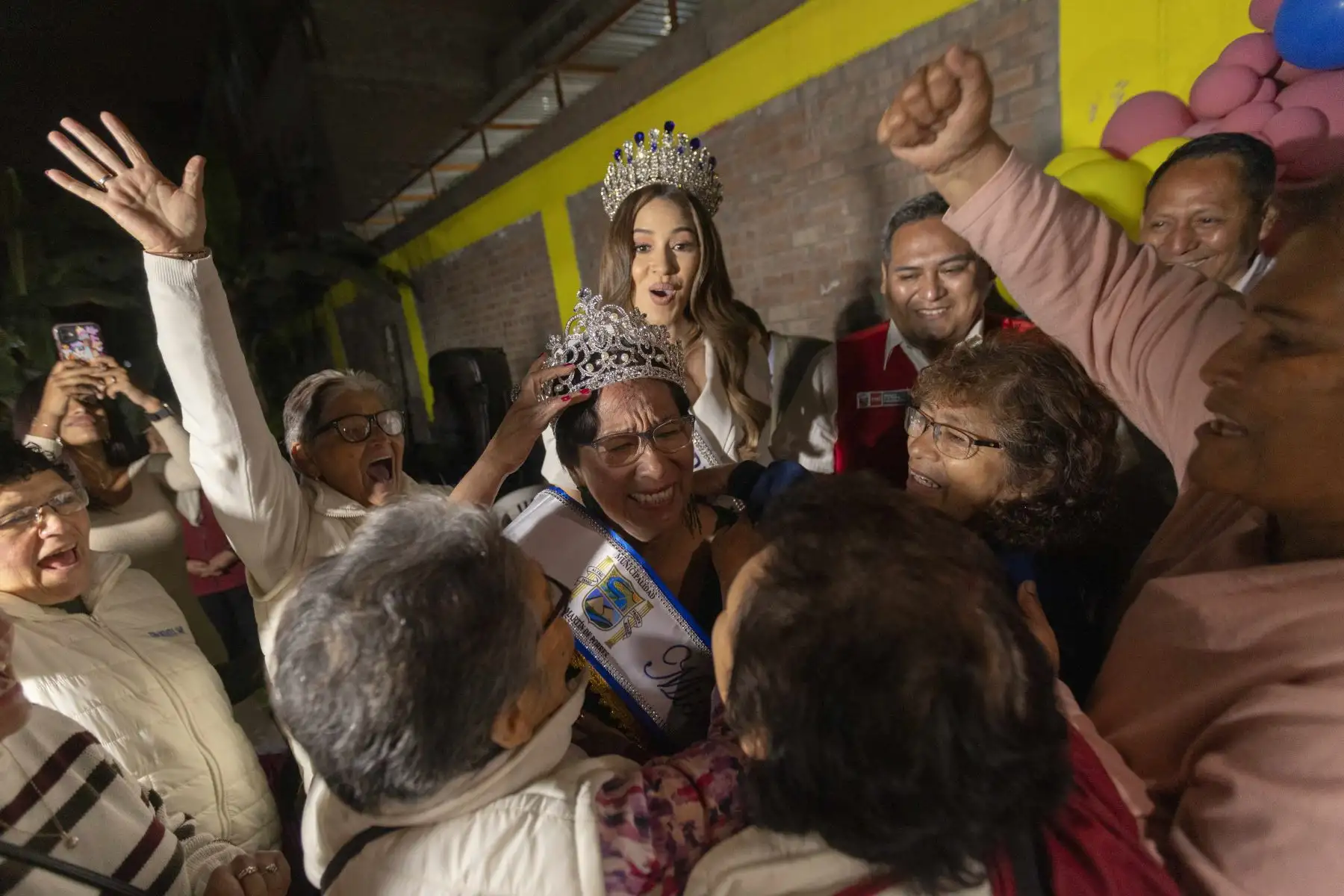 Mujeres integrantes del Centro Integral del Adulto Mayor (CIAM) de la Municipalidad de San Martín de Porres participaron en el concurso “Miss Senior Primavera CIAM 2024”. Las señoras desfilaron por la pasarela y lucieron sus mejores trajes. Foto: Municipalidad de San Martín de Porres