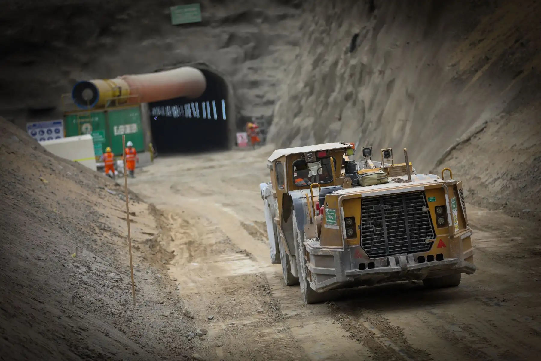 La Autoridad Nacional de Infraestructura culminó la conexión de un túnel de trasvase en Trujillo, que permitirá un adecuado encauzamiento de las aguas durante la posible ocurrencia de un fenómeno El Niño. Esta obra forma parte de la ejecución del Proyecto Quebradas San Idelfonso y San Carlos. Foto: Jhonne Chamilco/ANIN