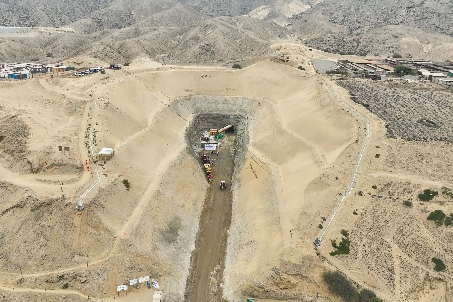 La Autoridad Nacional de Infraestructura culminó la conexión de un túnel de trasvase en Trujillo, que permitirá un adecuado encauzamiento de las aguas durante la posible ocurrencia de un fenómeno El Niño. Esta obra forma parte de la ejecución del Proyecto Quebradas San Idelfonso y San Carlos. Foto: Jhonne Chamilco/ANIN