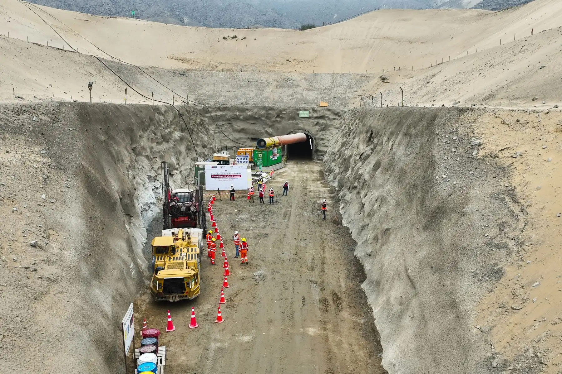 La Autoridad Nacional de Infraestructura culminó la conexión de un túnel de trasvase en Trujillo, que permitirá un adecuado encauzamiento de las aguas durante la posible ocurrencia de un fenómeno El Niño. Esta obra forma parte de la ejecución del Proyecto Quebradas San Idelfonso y San Carlos. Foto: Jhonne Chamilco/ANIN