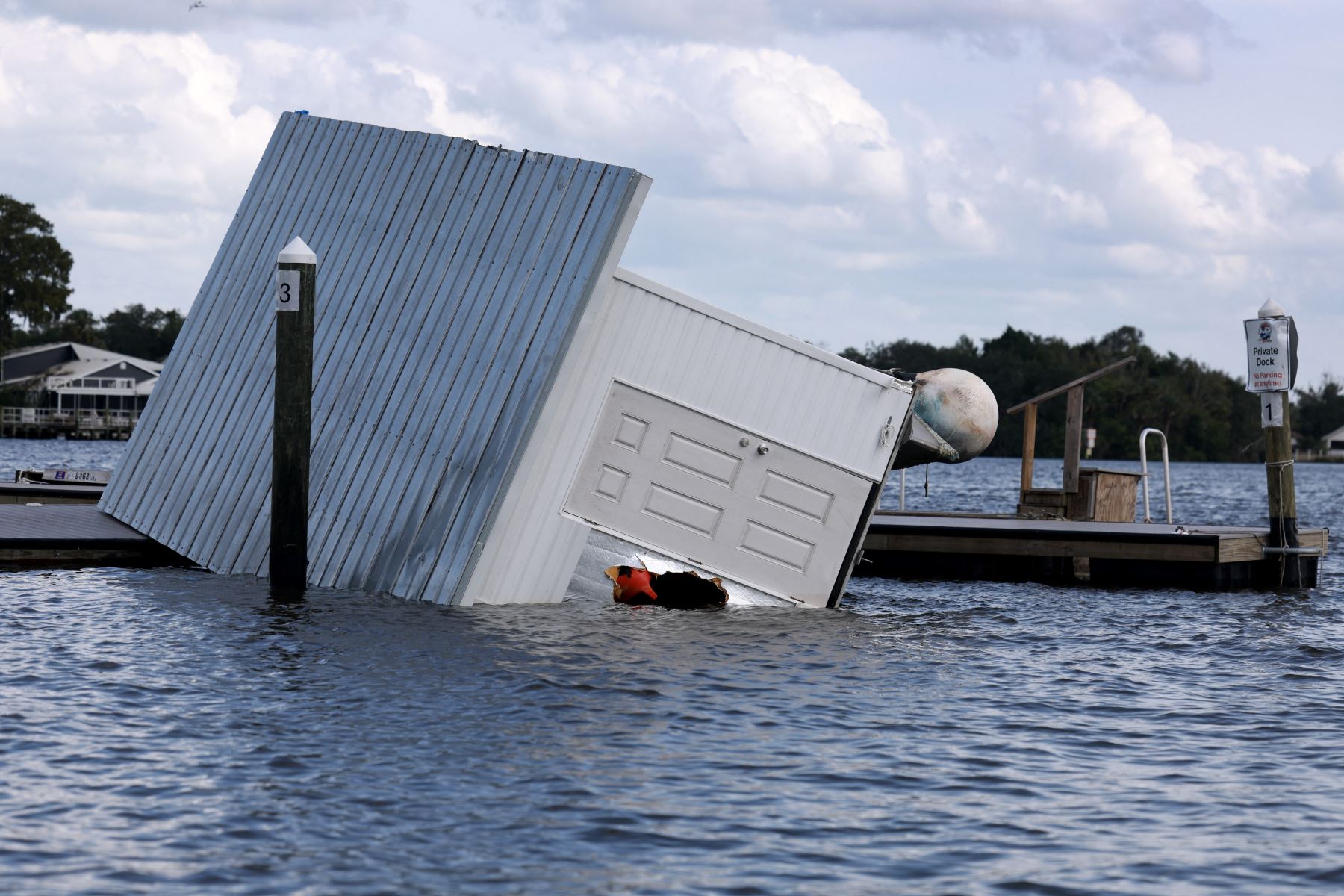 Un edificio yace de lado después de que el huracán Helene azotara el área cuando pasaba frente a la costa el 27 de septiembre de 2024 en Crystal River, Florida, EE.UU. Foto: Joe Raedle/Getty Images/AFP