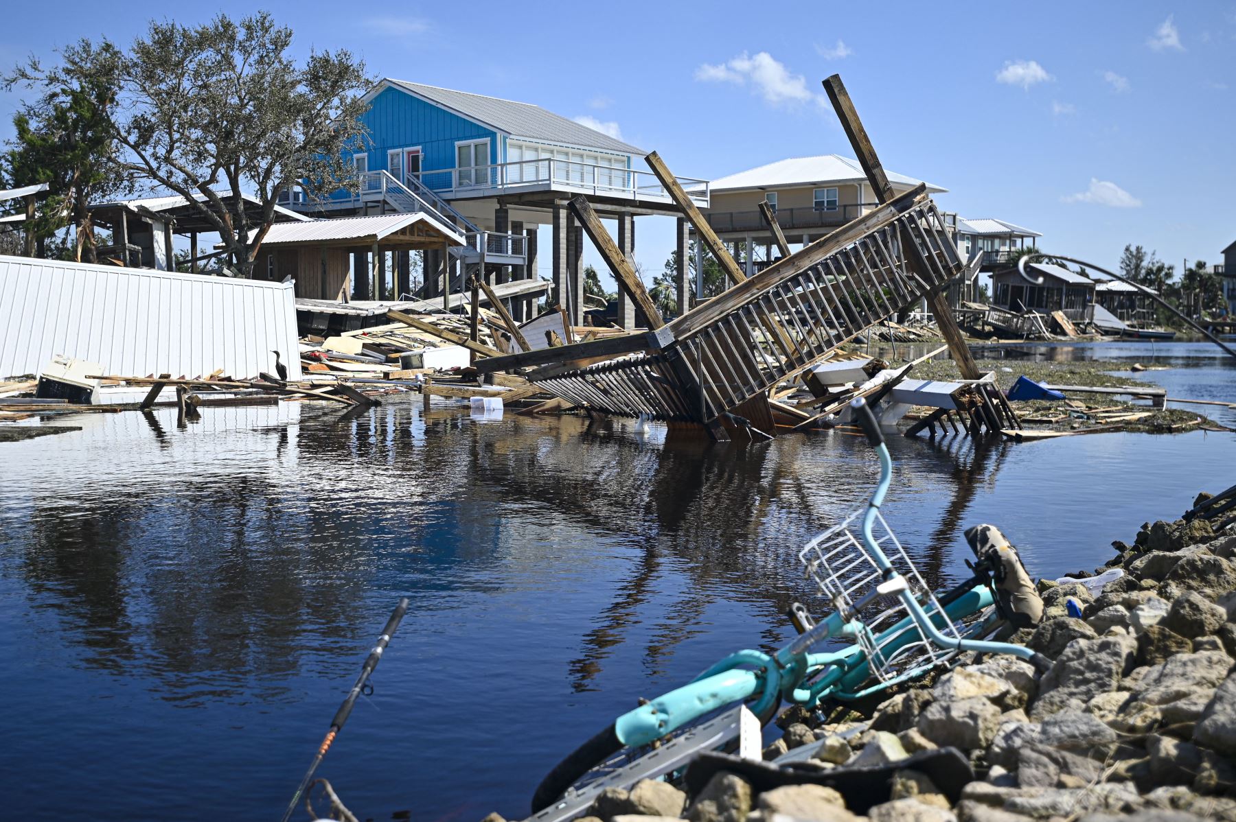 Se muestran unas casa y muelles dañados después de que el huracán Helene tocara tierra en Keaton Beach, Florida, EE.UU., el 27 de septiembre de 2024. Al menos 33 personas murieron, dijeron funcionarios estadounidenses. Foto: AFP