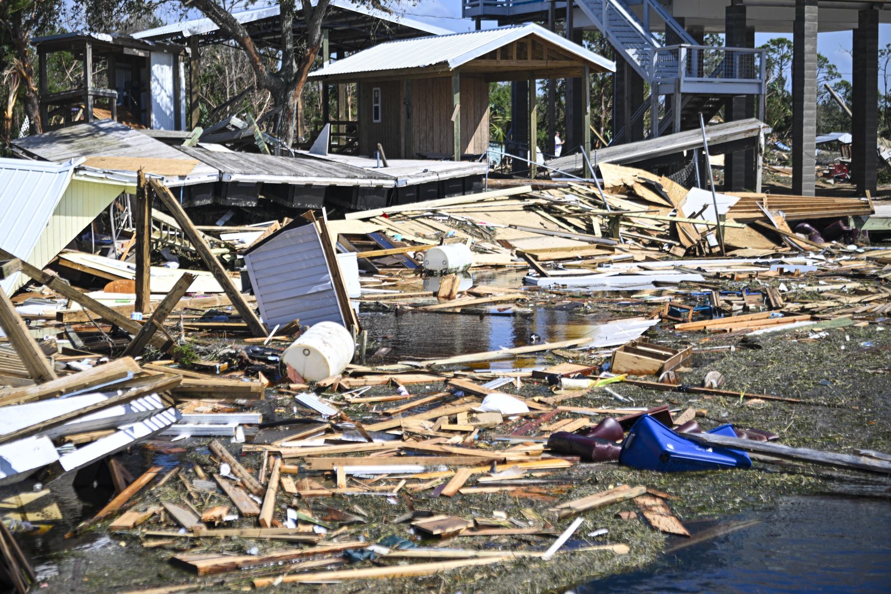 Escombros de casas y muelles dañados después de que el huracán Helene tocara tierra en Keaton Beach, Florida, EE.UU., el 27 de septiembre de 2024. Al menos 33 personas murieron, dijeron funcionarios estadounidenses. Foto: AFP