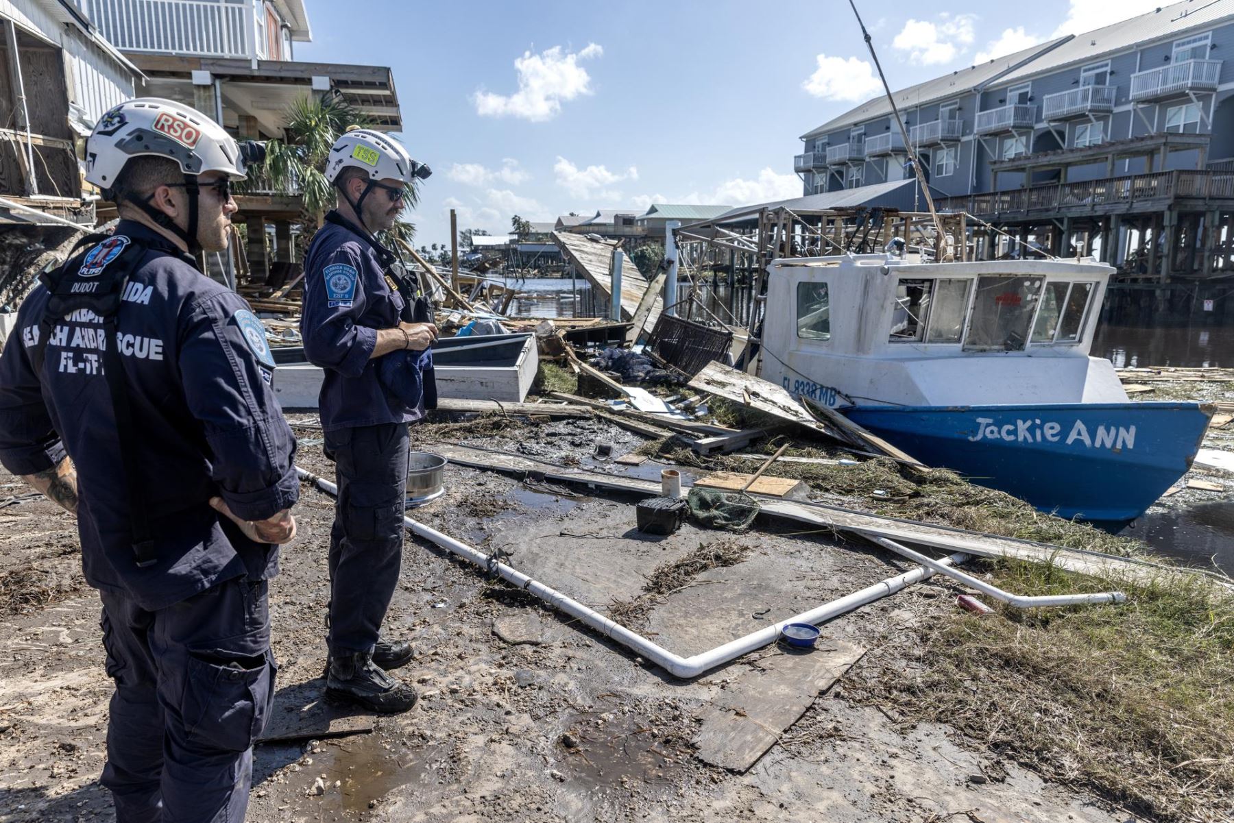 Miembros del equipo de Búsqueda y Rescate Urbano trabajan entre los escombros dejados por el huracán Helene en Keaton Beach, Florida, EE.UU., 27 de septiembre de 2024. Foto: EFE