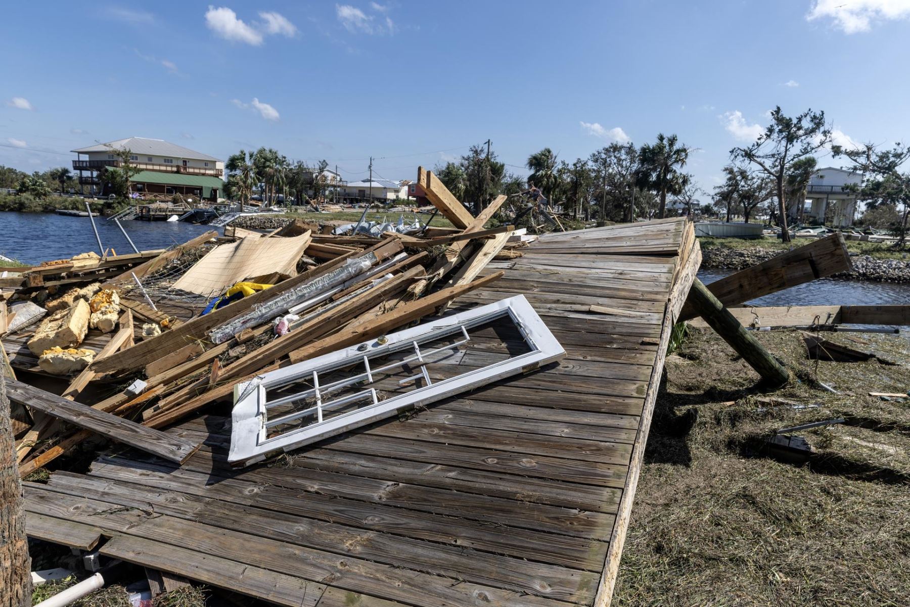 Vista de los daños dejados por el huracán Helene en Keaton Beach, Florida, EE.UU., el 27 de septiembre de 2024. La tormenta azotó la costa del Golfo de Florida como huracán de categoría 4 durante la noche, dejando a millones de hogares sin electricidad. Según el Centro Nacional de Huracanes, Helene fue degradada a tormenta tropical a medida que avanza hacia el norte. Foto: EFE