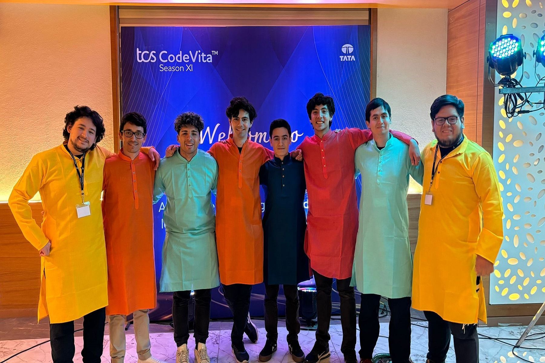 El pasado 21 de marzo, Juan Terán, estudiante de Ingeniería de Sistemas de la Universidad Nacional de Ingeniería (UNI), participó en la Gran Final del Concurso CodeVita, organizado por Tata Consultancy Services (TCS). Este concurso reunió a estudiantes de diversos países para competir por el título de Mejor Programador del Mundo en la India.