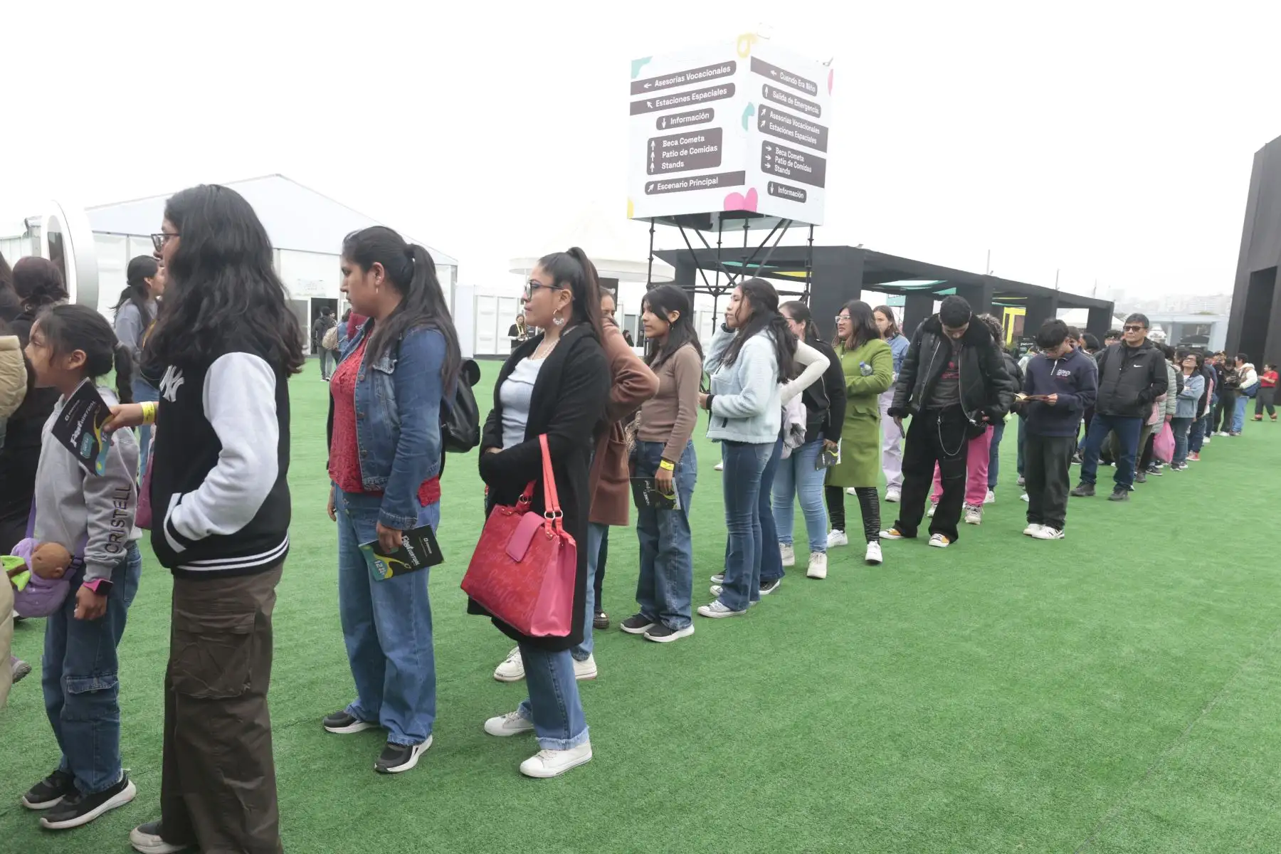 Cubre el "Comet Fest", el evento de orientación vocacional presencial y virtual más grande del Perú y Latinoamérica, que conecta a estudiantes de 3°, 4° y 5°de secundaria con las carreras y oportunidades de educación superior en el país y en el exterior. Explanada de la playa Agua Dulce. Foto: ANDINA/ Vidal Tarqui