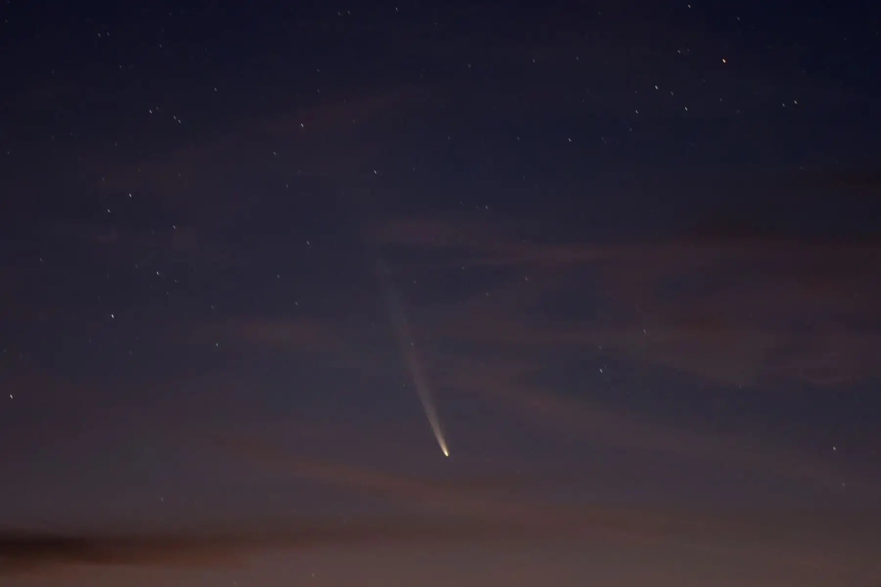 El cometa C2023 A3 Tsuchinshan-Atlas se ve sobre las colinas cercanas al pueblo de Aguas Blancas, departamento de Lavalleja, Uruguay, en la madrugada del 28 de septiembre de 2024.
Foto: AFP