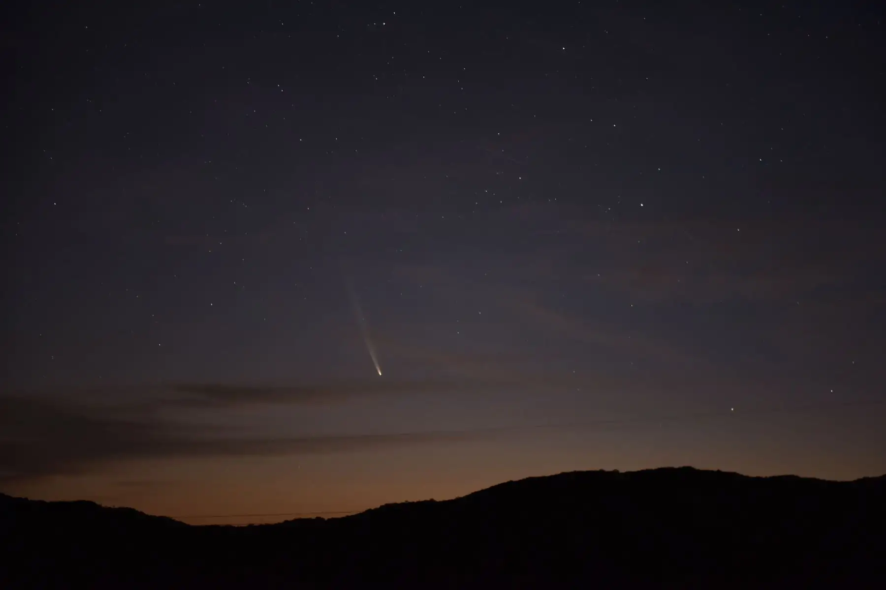 El cometa C2023 A3 Tsuchinshan-Atlas se ve sobre las colinas cercanas al pueblo de Aguas Blancas, departamento de Lavalleja, Uruguay, en la madrugada del 28 de septiembre de 2024.
Foto: AFP