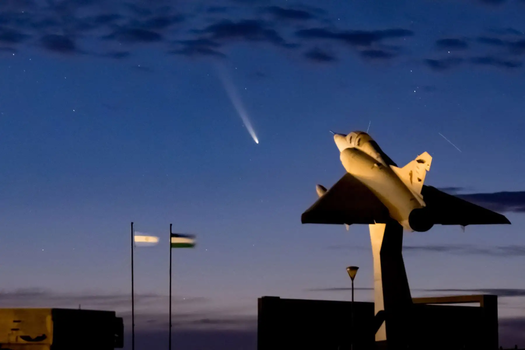Fotografía del cometa C/2023 A3 desde el Memorial Malvinas en el Balneario el Cóndor, Río Negro, en la costa atlántica de la Patagonia Argentina. 
Foto: EFE