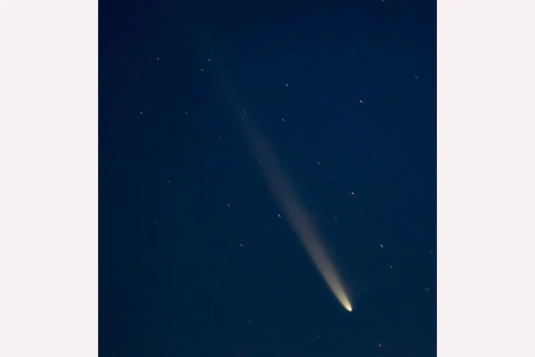 Fotografía del cometa C/2023 A3 desde el Memorial Malvinas en el Balneario el Cóndor, Río Negro, en la costa atlántica de la Patagonia Argentina. 
Foto: EFE