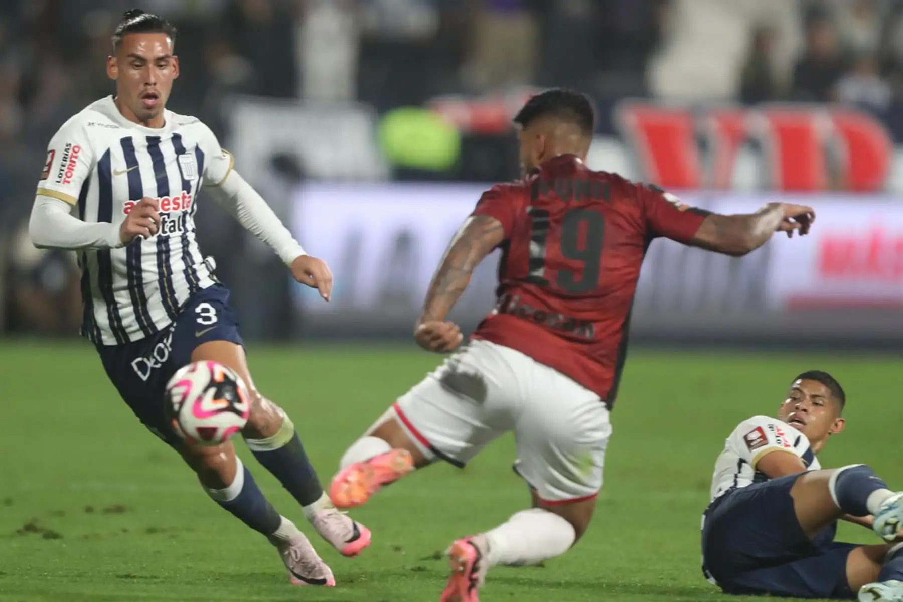 El jugador Erick Noriega de  Alianza Lima disputa el balón   ante el jugador de Melgar por la fecha 13 del Torneo Clausura 2024 en el estadio Alejandro Villanueva.
Foto: ANDINA/ Lino Chipana