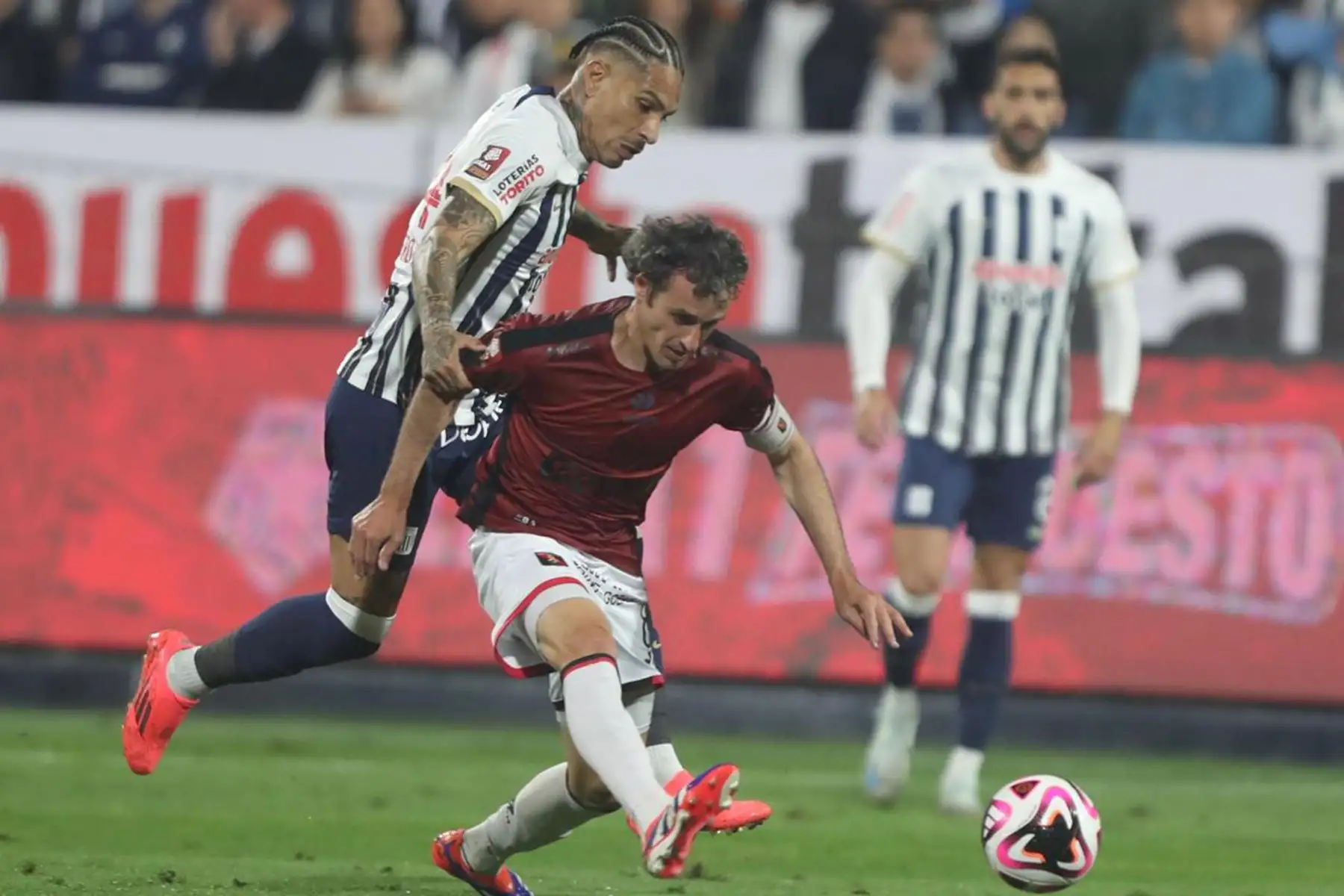 El jugador Paolo Guerrero de  Alianza Lima disputa el balón   ante el jugador de Melgar por la fecha 13 del Torneo Clausura 2024 en el estadio Alejandro Villanueva.
Foto: ANDINA/ Lino Chipana