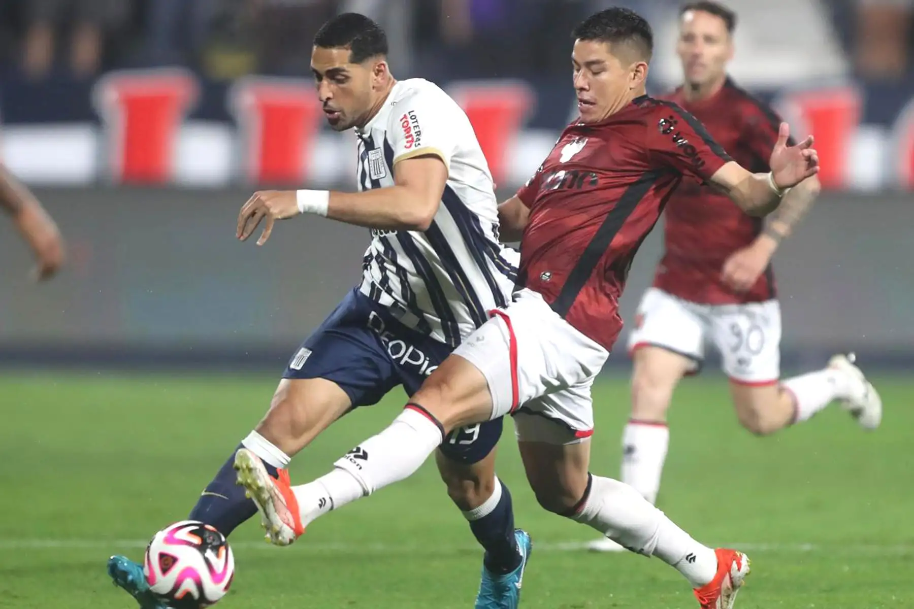 El jugador Pablo Sabbag de  Alianza Lima disputa el balón   ante el jugador de Melgar por la fecha 13 del Torneo Clausura 2024 en el estadio Alejandro Villanueva.
Foto: ANDINA/ Lino Chipana