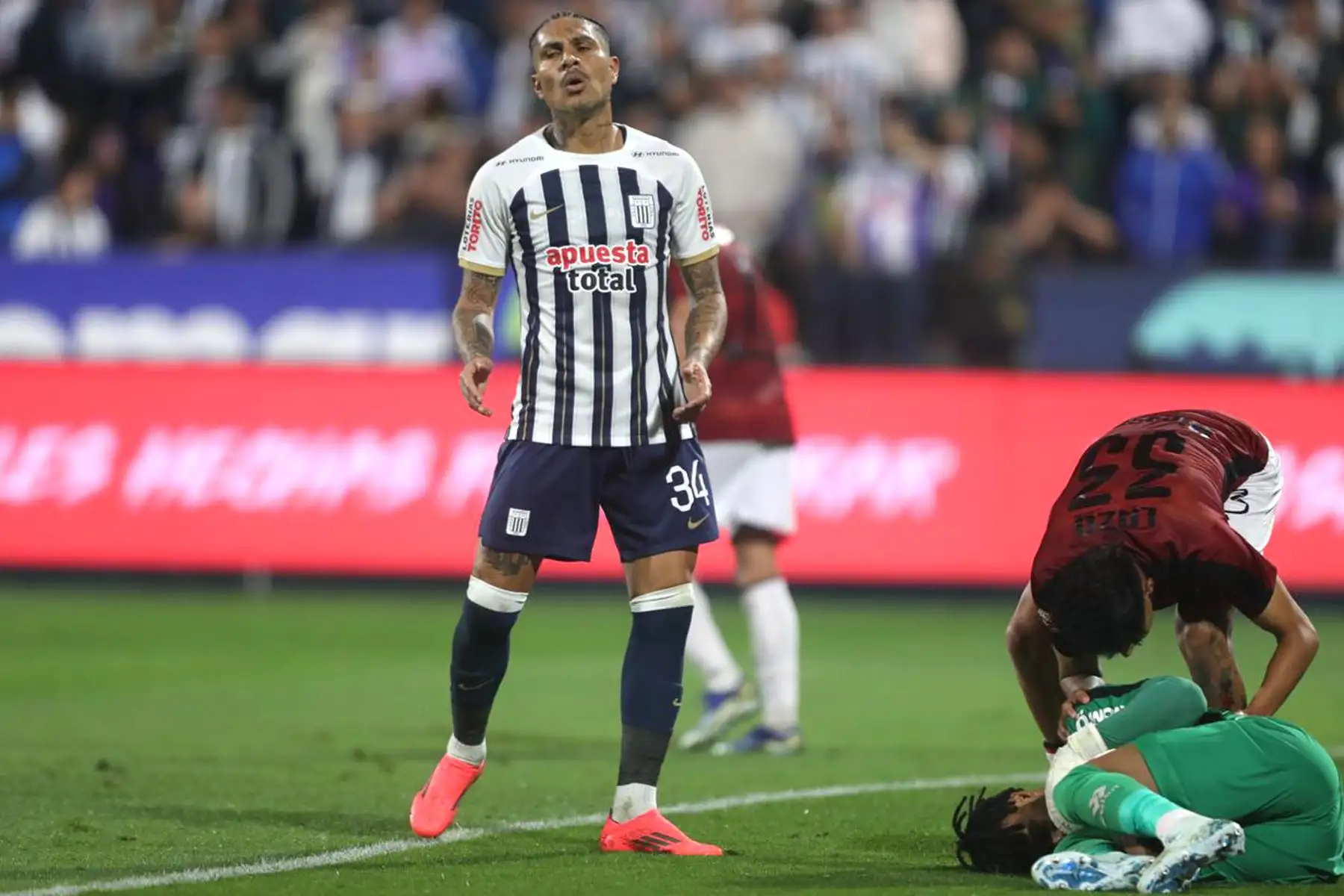 El jugador Paolo Guerrero de  Alianza Lima disputa el balón   ante el jugador de Melgar por la fecha 13 del Torneo Clausura 2024 en el estadio Alejandro Villanueva.
Foto: ANDINA/ Lino Chipana