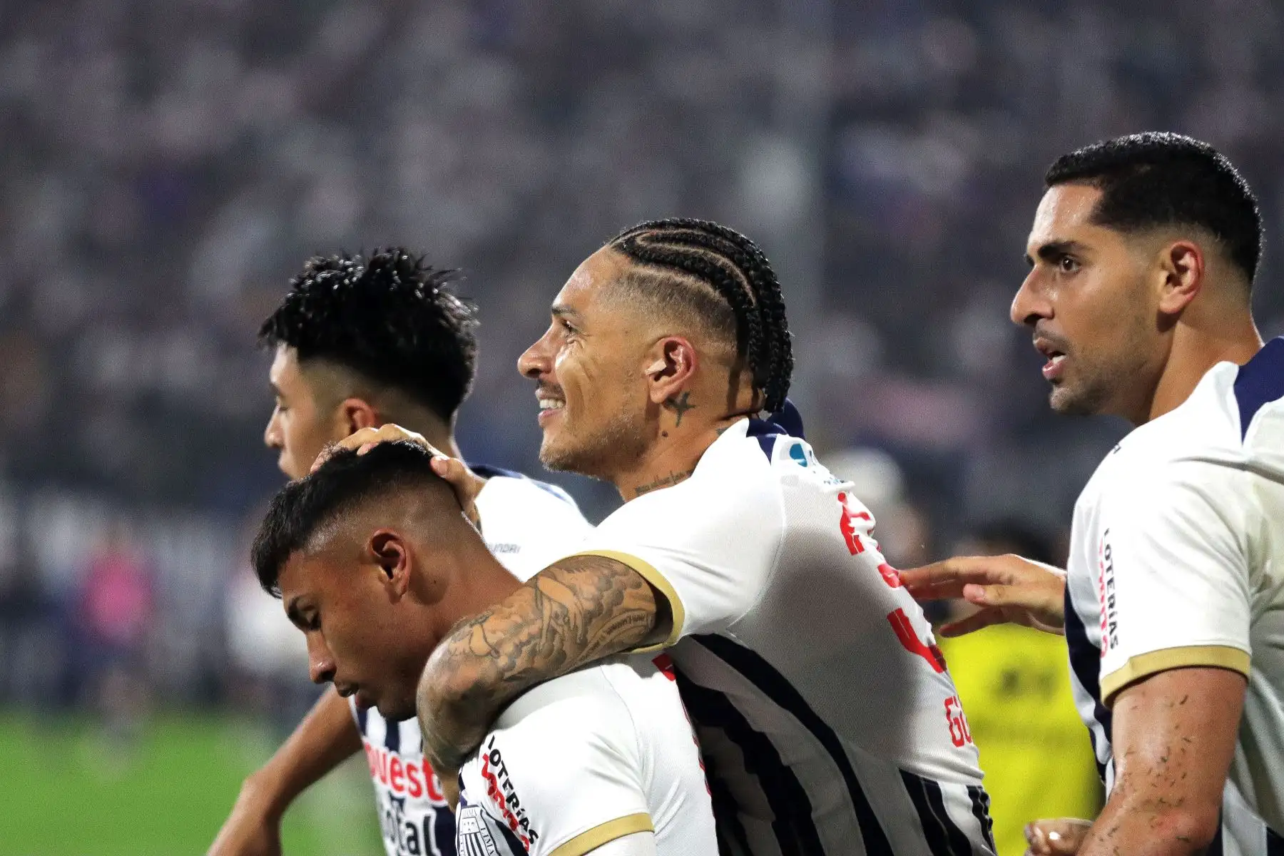El jugador Paolo Guerrero de  Alianza Lima disputa el balón   ante el jugador de Melgar por la fecha 13 del Torneo Clausura 2024 en el estadio Alejandro Villanueva.
Foto: ANDINA/ Lino Chipana