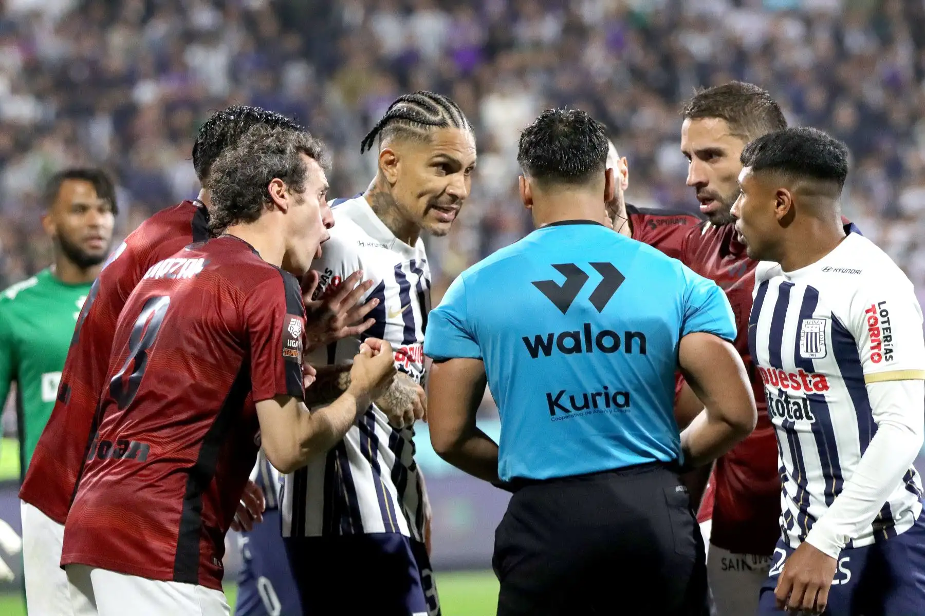 El jugador Paolo Guerrero de  Alianza Lima disputa el balón   ante el jugador de Melgar por la fecha 13 del Torneo Clausura 2024 en el estadio Alejandro Villanueva.
Foto: ANDINA/ Lino Chipana