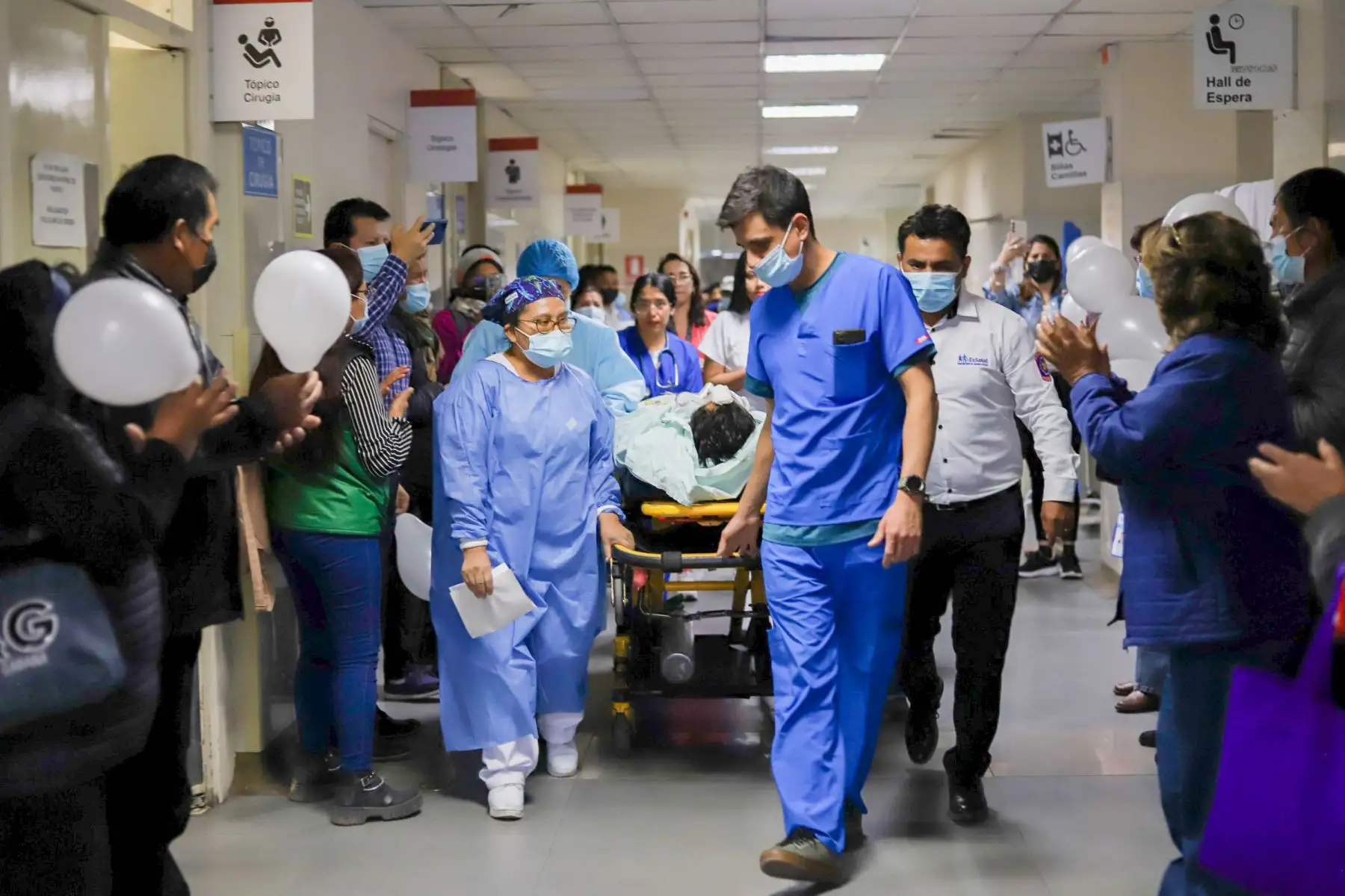 Una luz de esperanza se encendió para cinco pacientes en lista de espera del Seguro Social de Salud, gracias al acto altruista de la familia de un joven de 24 años fallecido, que accedió a la donación de órganos, brindando así una nueva oportunidad de vida.
Foto:  EsSalud
