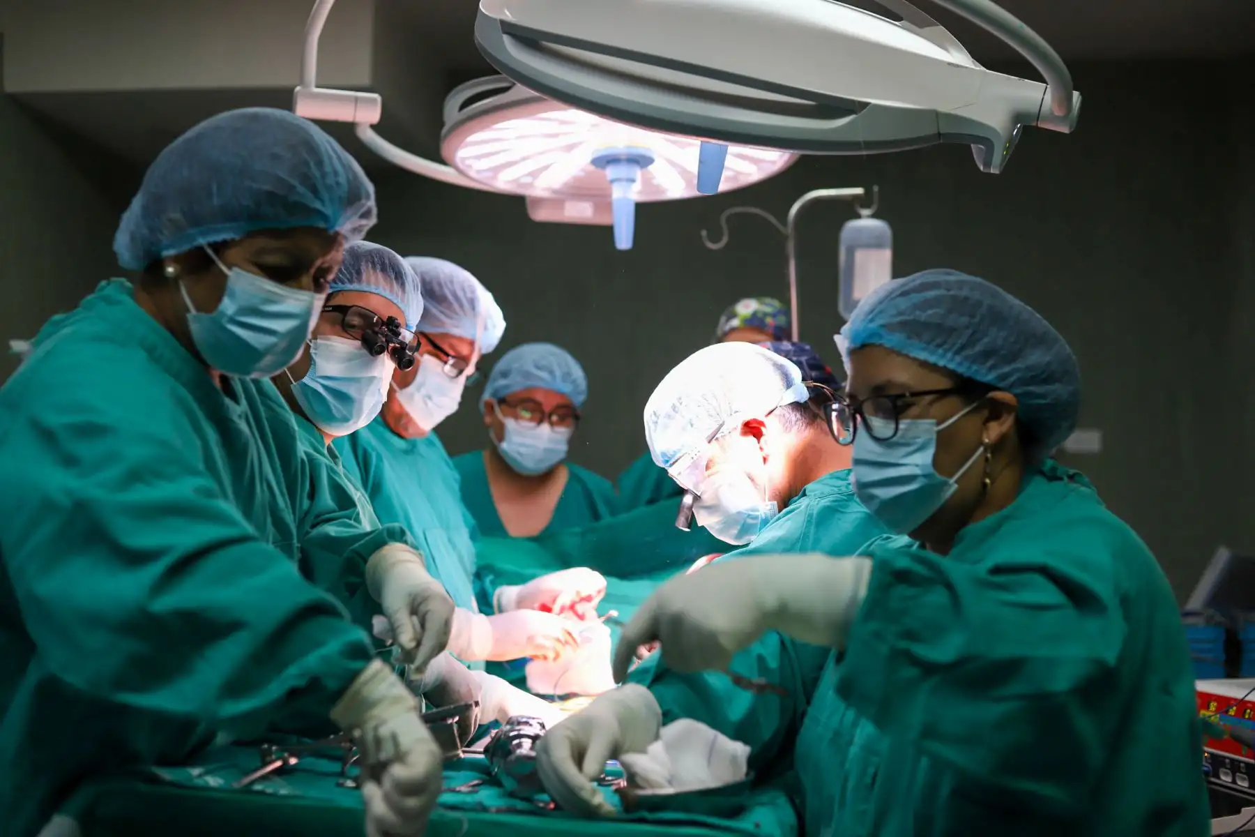 Una luz de esperanza se encendió para cinco pacientes en lista de espera del Seguro Social de Salud, gracias al acto altruista de la familia de un joven de 24 años fallecido, que accedió a la donación de órganos, brindando así una nueva oportunidad de vida.
Foto:  EsSalud
