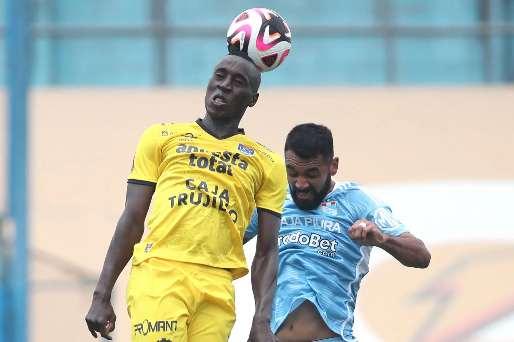 El jugador  Yorleys Mena de Cesar Vallejo disputa el balón   ante el jugador de Sporting Cristal por la fecha 13 del Torneo Clausura 2024 en el estadio Alberto Gallardo.
Foto: ANDINA/ Lino Chipana