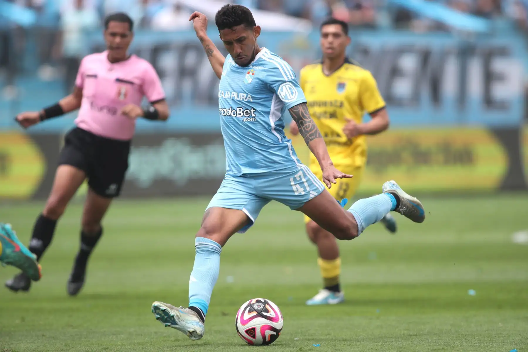 El jugador  Christofer Gonzáles de Sporting Cristal disputa el balón ante el jugador de Cesar Vallejo   por la fecha 13 del Torneo Clausura 2024 en el estadio Alberto Gallardo.
 Foto: ANDINA/ Lino Chipana
