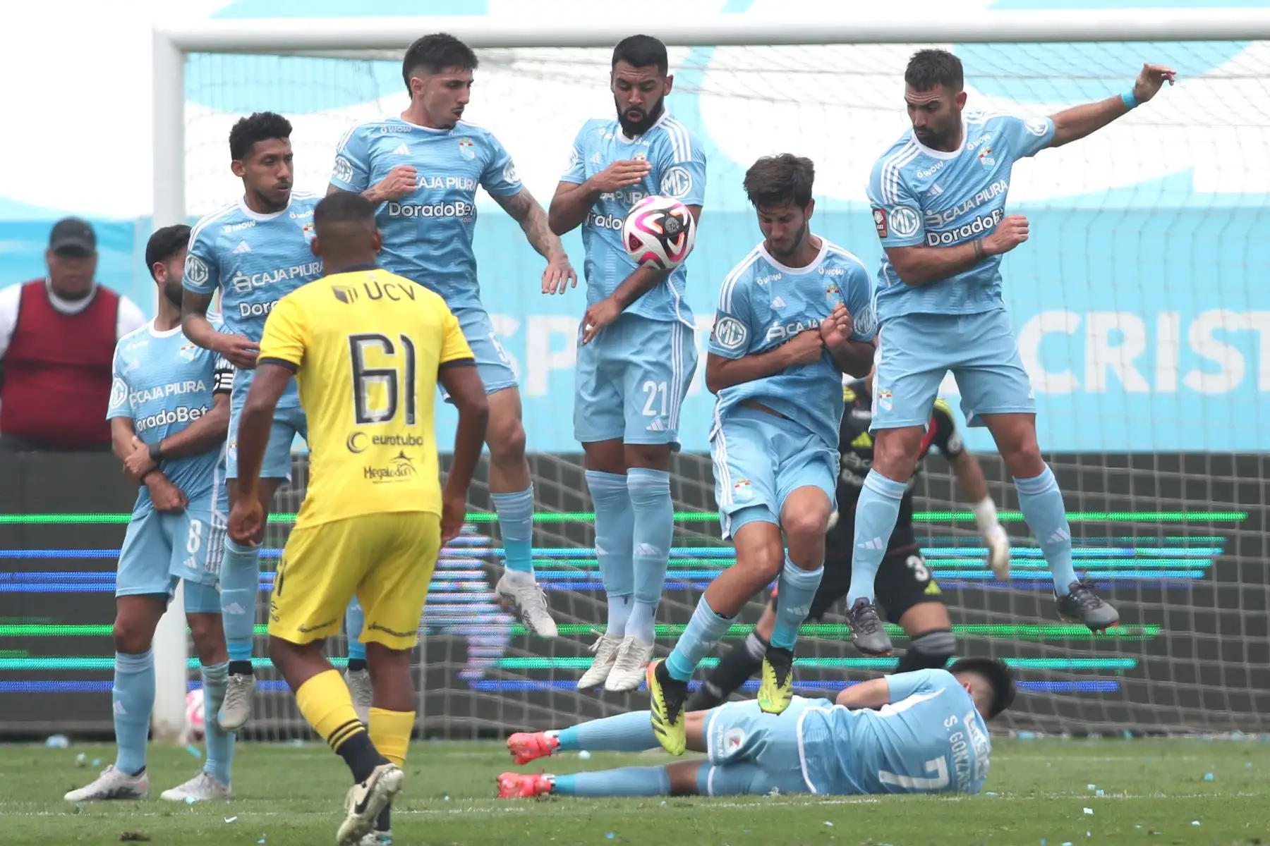 Jugadores de Sporting Cristal se defienden ante un tiro libre de  Cesar Vallejo  por la fecha 13 del Torneo Clausura 2024 en el estadio Alberto Gallardo .
 
Foto: ANDINA/ Lino Chipana