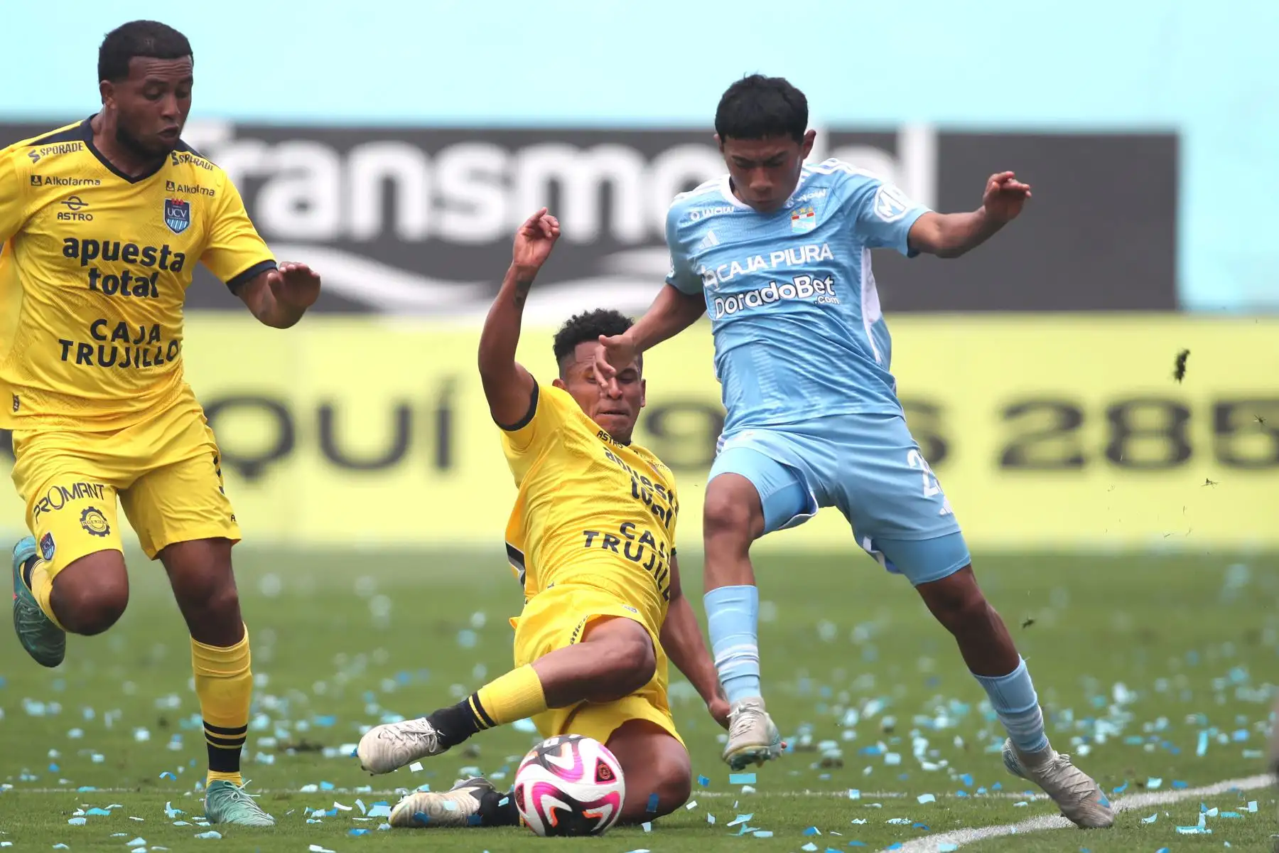 El jugador  Maxloren Castro de Sporting Cristal disputa el balón ante el jugador de Cesar Vallejo   por la fecha 13 del Torneo Clausura 2024 en el estadio Alberto Gallardo.
 Foto: ANDINA/ Lino Chipana