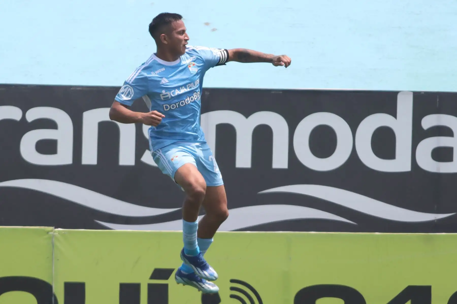 El jugador  Martín Tavara de Sporting Cristal celebra su gol anotado ante Cesar Vallejo  por la fecha 13 del Torneo Clausura 2024 en el estadio Alberto Gallardo .
 Foto: ANDINA/ Lino Chipana