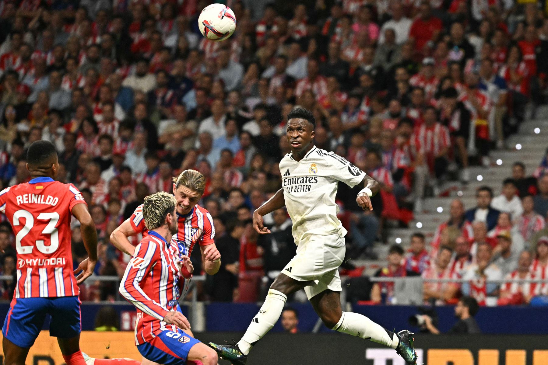 El delantero brasileño del Real Madrid, Vinicius Junior salta para cabecear el balón durante el partido de fútbol de la liga española entre el Club Atlético de Madrid y el Real Madrid CF en el estadio Metropolitano de Madrid.
Foto: AFP