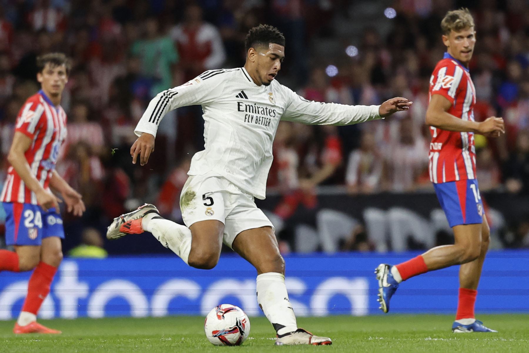 El centrocampista inglés del Real Madrid, Jude Bellingham dispara durante el partido de fútbol de la liga española entre el Club Atlético de Madrid y el Real Madrid CF en el estadio Metropolitano de Madrid.
Foto: AFP