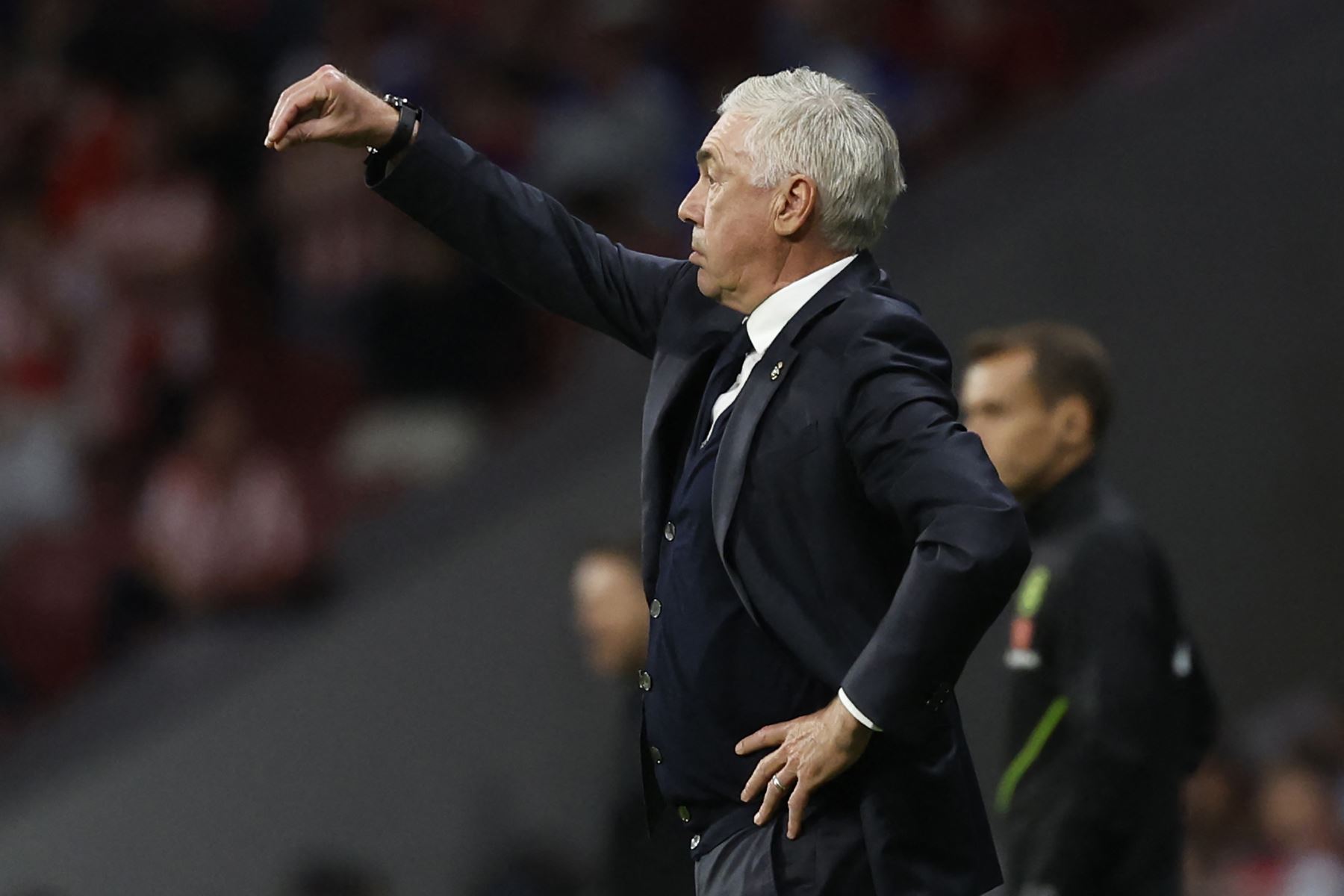 El entrenador italiano del Real Madrid, Carlo Ancelotti, hace gestos durante el partido de fútbol de la liga española entre el Club Atlético de Madrid y el Real Madrid CF en el estadio Metropolitano de Madrid .
Foto. AFP