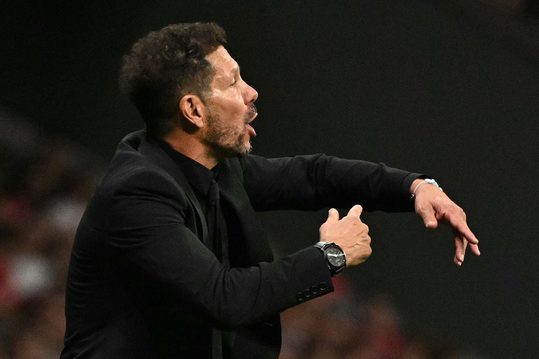 El entrenador argentino del Atlético de Madrid, Diego Simeone, hace gestos durante el partido de fútbol de la liga española entre el Club Atlético de Madrid y el Real Madrid CF en el estadio Metropolitano de Madrid.
Foto: AFP