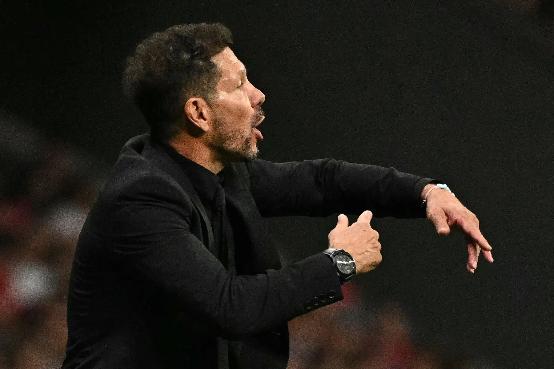 El entrenador argentino del Atlético de Madrid, Diego Simeone, hace gestos durante el partido de fútbol de la liga española entre el Club Atlético de Madrid y el Real Madrid CF en el estadio Metropolitano de Madrid.
Foto: AFP