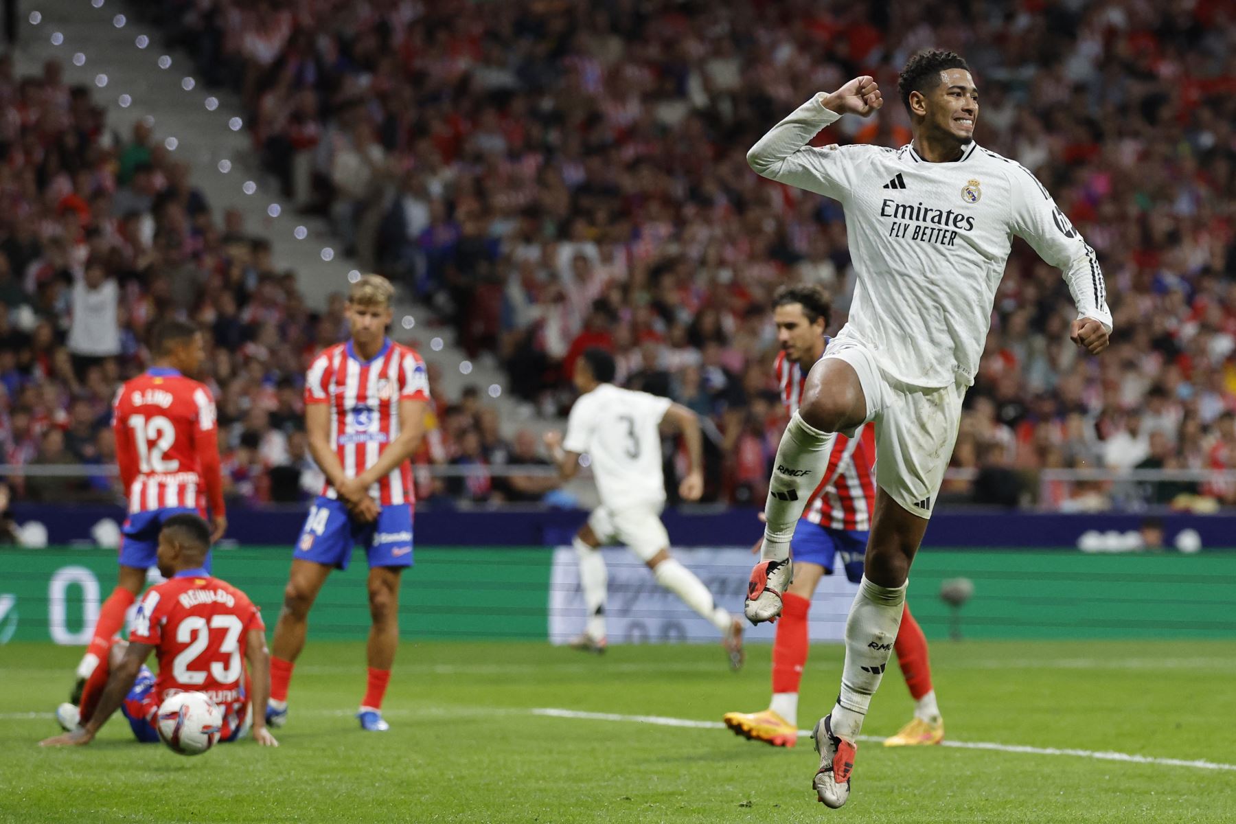 El mediocampista inglés del Real Madrid, Jude Bellingham celebra después de que el defensor brasileño del Real Madrid, Eder Militao anotara el primer gol de su equipo durante el partido de fútbol de la liga española entre el Club Atlético de Madrid y el Real Madrid CF en el estadio Metropolitano.
Foto: AFP