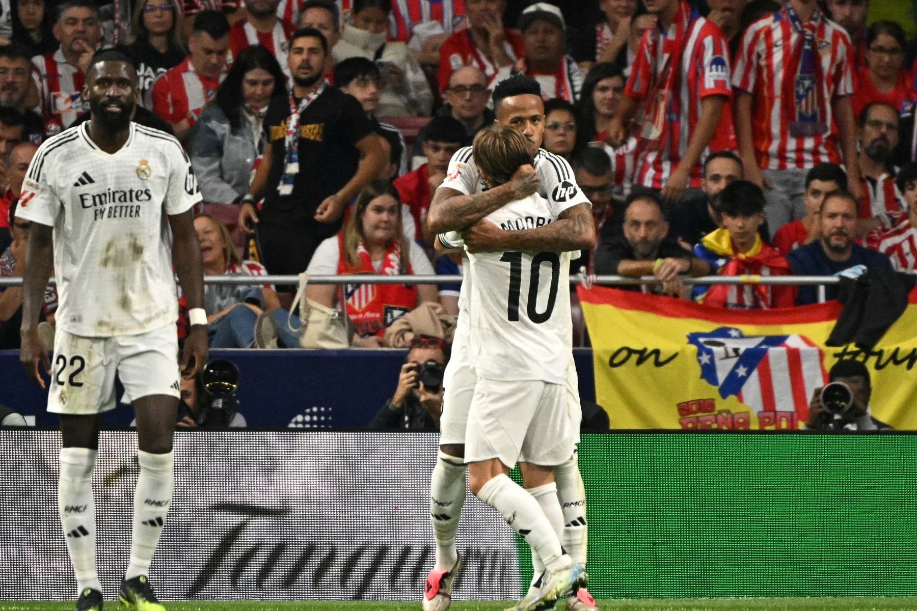 El defensor brasileño del Real Madrid, Eder Militao celebra con el mediocampista croata del Real Madrid,  Luka Modric anotando el primer gol de su equipo durante el partido de fútbol de la liga española entre el Club Atlético de Madrid y el Real Madrid CF en el estadio Metropolitano de Madrid.
Foto: AFP