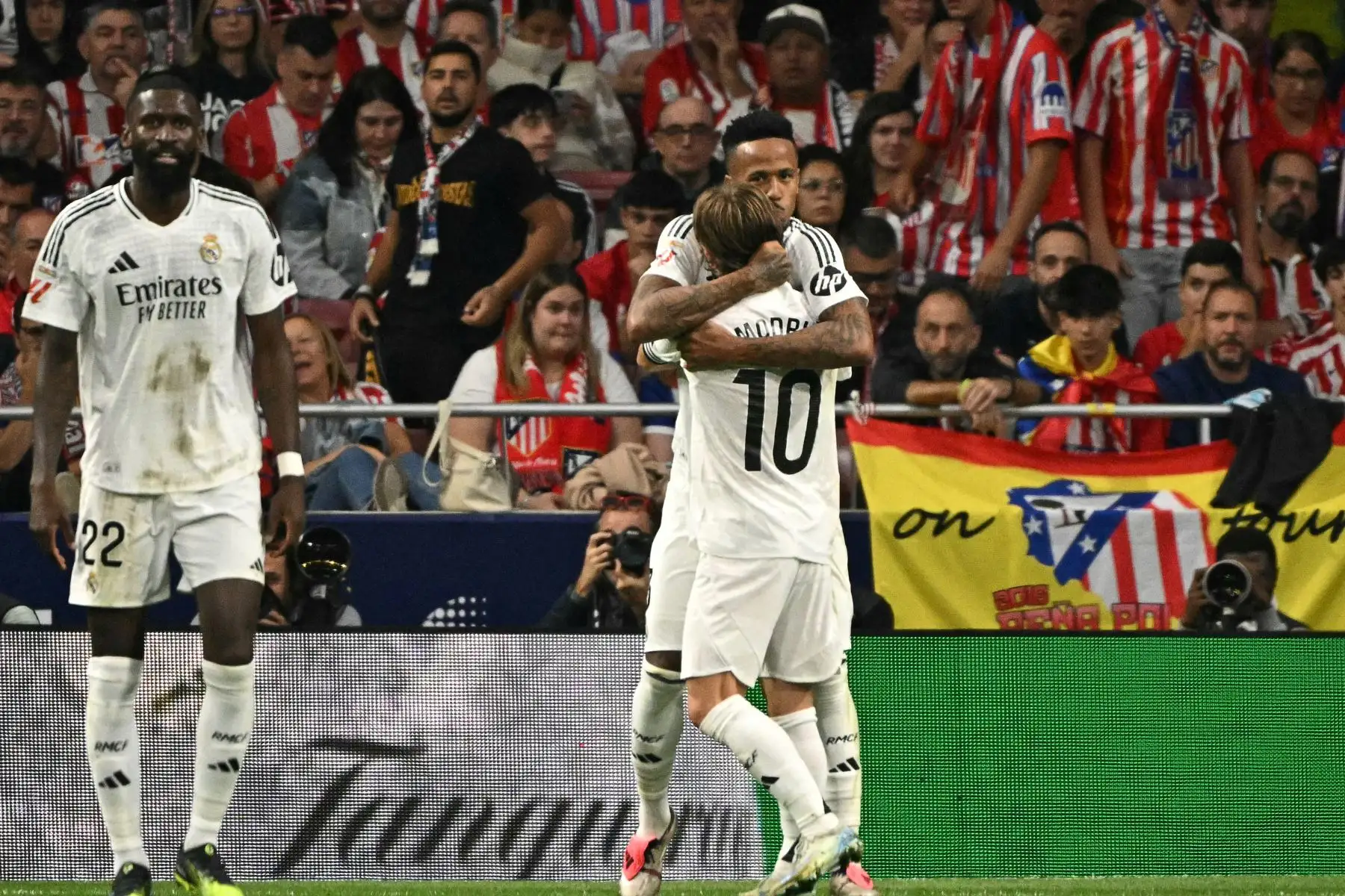 El defensor brasileño del Real Madrid, Eder Militao celebra con el mediocampista croata del Real Madrid,  Luka Modric anotando el primer gol de su equipo durante el partido de fútbol de la liga española entre el Club Atlético de Madrid y el Real Madrid CF en el estadio Metropolitano de Madrid.
Foto: AFP